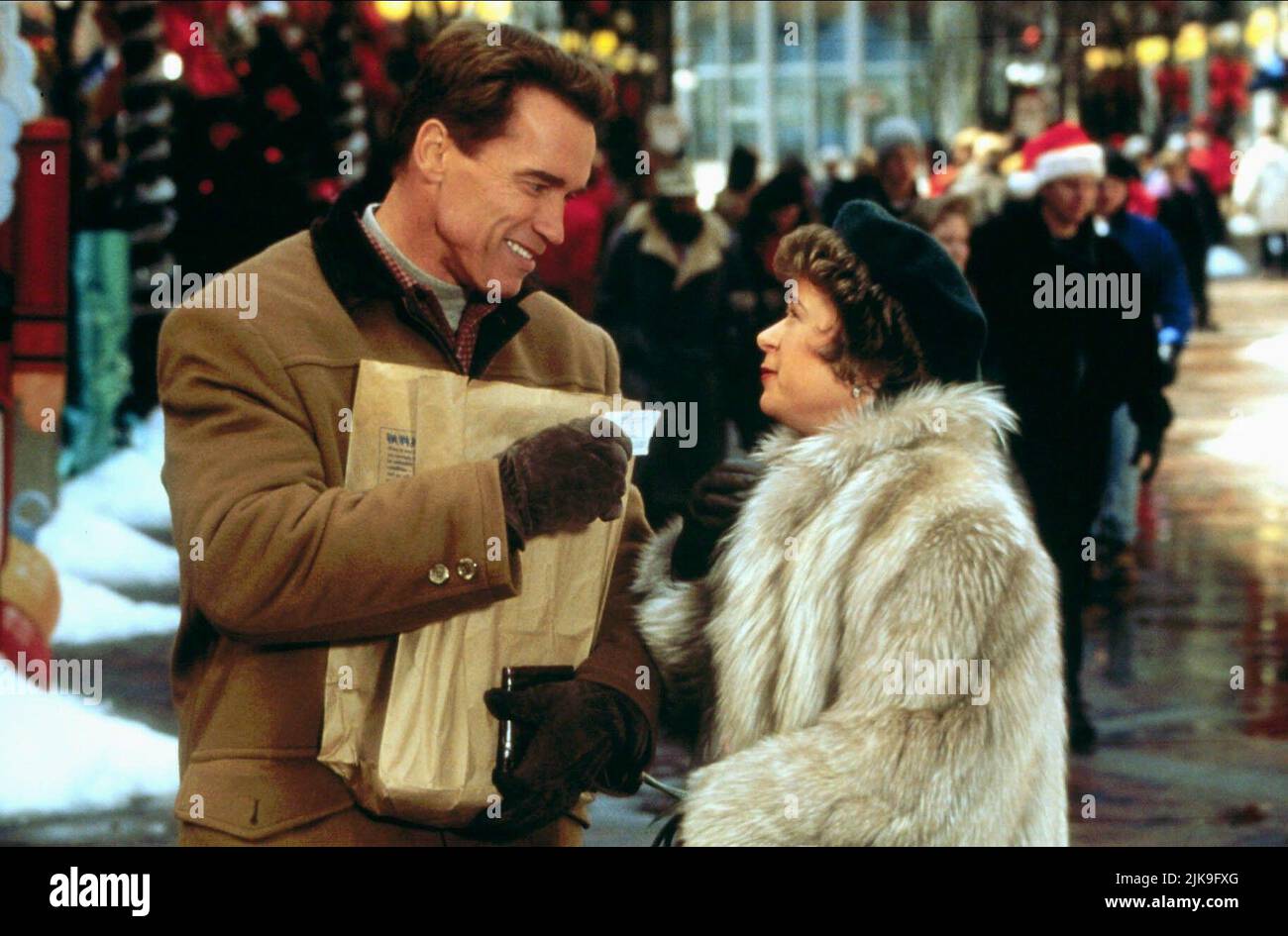 Arnold Schwarzenegger Film: Jingle All the Way (USA 1996) Charaktere: Howard Langston Regie: Brian Levant 16. November 1996 **WARNUNG** Dieses Foto ist nur für redaktionelle Verwendung bestimmt und unterliegt dem Copyright von 20. CENTURY FOX und/oder des Fotografen, der von der Film- oder Produktionsfirma beauftragt wurde, und kann nur von Publikationen im Zusammenhang mit der Bewerbung des oben genannten Films reproduziert werden. Eine obligatorische Gutschrift an 20. CENTURY FOX ist erforderlich. Der Fotograf sollte auch bei Bekanntwerden des Fotos gutgeschrieben werden. Ohne schriftliche Genehmigung der Film Company kann keine kommerzielle Nutzung gewährt werden. Stockfoto