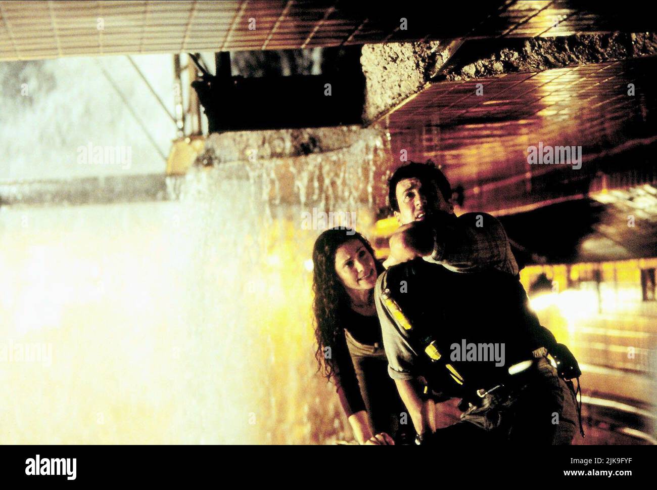 Amy Brenneman & Sylvester Stallone Film: Daylight (USA 1996) Charaktere: Madelyne Thompson & Kit Latura Regie: Rob Cohen 06 December 1996 **WARNUNG** Dieses Foto ist nur für redaktionelle Verwendung bestimmt und unterliegt dem Copyright von UNIVERSAL-BILDERN und/oder dem Fotografen, der von der Film- oder Produktionsfirma beauftragt wurde und darf nur von Publikationen im Zusammenhang mit der Bewerbung des oben genannten Films reproduziert werden. Eine obligatorische Gutschrift für UNIVERSELLE BILDER ist erforderlich. Der Fotograf sollte auch bei Bekanntwerden des Fotos gutgeschrieben werden. Ohne schriftliche Genehmigung der Film Company kann keine kommerzielle Nutzung gewährt werden. Stockfoto