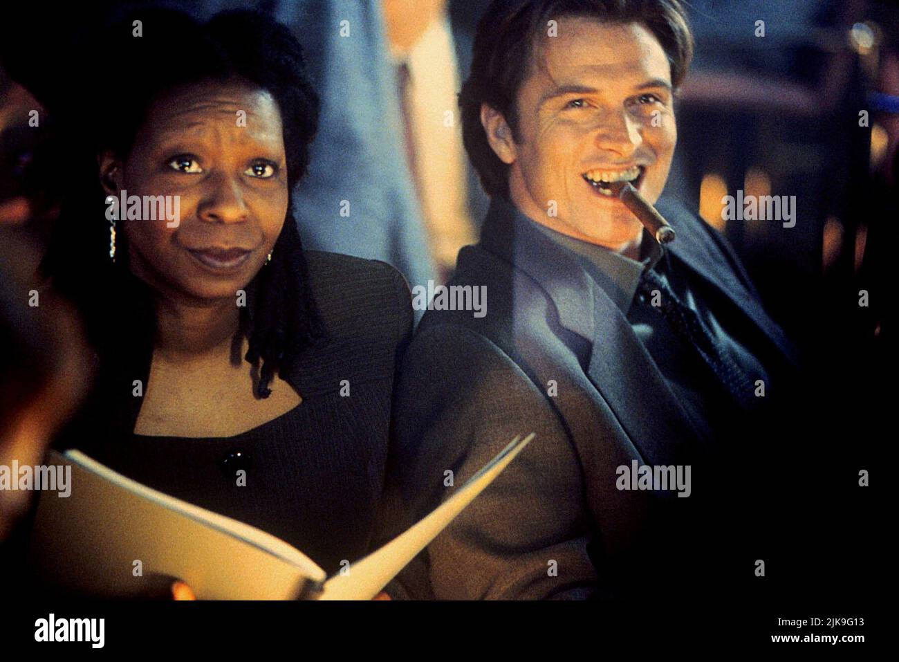 Whoopi Goldberg & Tim Daly Film: The Associate (1996) Charaktere: Laurel Ayres & Frank Peterson Regie: Donald Petrie 25 October 1996 **WARNUNG** Dieses Foto ist nur für den redaktionellen Gebrauch bestimmt und unterliegt dem Copyright der VON der Film- oder Produktionsfirma beauftragten BILDER VON BUENA VISTA und/oder des Fotografen und kann nur von Publikationen im Zusammenhang mit der Bewerbung des oben genannten Films reproduziert werden. Eine obligatorische Gutschrift für BUENA VISTA-BILDER ist erforderlich. Der Fotograf sollte auch bei Bekanntwerden des Fotos gutgeschrieben werden. Ohne schriftliche Genehmigung der Film Company kann keine kommerzielle Nutzung gewährt werden. Stockfoto