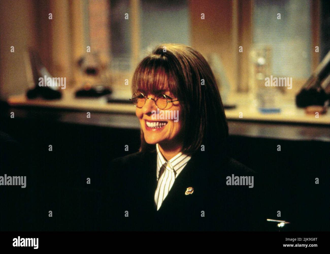 Diane Keaton Film: The First Wives Club (USA 1996) Charaktere: Annie Paradis Regie: Hugh Wilson 20 September 1996 **WARNUNG** Dieses Foto ist nur für redaktionelle Zwecke bestimmt und unterliegt dem Copyright von PARAMOUNT und/oder des Fotografen, der von der Film- oder Produktionsfirma beauftragt wurde und darf nur von Publikationen im Zusammenhang mit der Bewerbung des oben genannten Films reproduziert werden. Eine obligatorische Gutschrift an PARAMOUNT ist erforderlich. Der Fotograf sollte auch bei Bekanntwerden des Fotos gutgeschrieben werden. Ohne schriftliche Genehmigung der Film Company kann keine kommerzielle Nutzung gewährt werden. Stockfoto