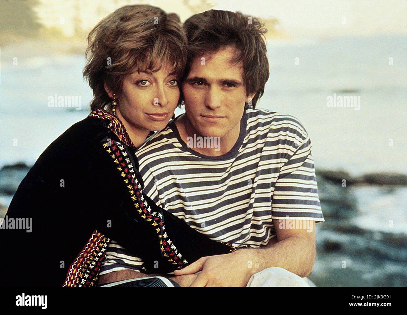 Illeana Douglas & Matt Dillon Film: Grace Of My Heart (1996) Charaktere: Denise Waverly / Edna Buxton & Jay Phillips Regie: Allison anders 08 September 1996 **WARNUNG** Dieses Foto ist nur für redaktionelle Zwecke bestimmt und unterliegt dem Copyright von UNIVERSAL und/oder dem Fotografen, der von der Film- oder Produktionsfirma beauftragt wurde und darf nur durch Publikationen im Zusammenhang mit der Bewerbung des oben genannten Films reproduziert werden. Eine obligatorische Gutschrift an UNIVERSAL ist erforderlich. Der Fotograf sollte auch bei Bekanntwerden des Fotos gutgeschrieben werden. Ohne schriftliche Genehmigung der Film Company kann keine kommerzielle Nutzung gewährt werden. Stockfoto