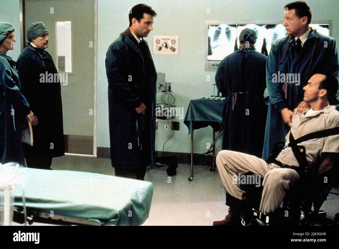 Andy Garcia & Michael Keaton Film Desperate Measures (1998) Charaktere: Frank Conner & Peter McCabe Regie: Barbet Schroeder 30. Januar 1998 **WARNUNG** dieses Foto ist nur für redaktionelle Zwecke bestimmt und unterliegt dem Copyright von TRISTAR PICTURES und/oder dem Fotografen, der von der Film- oder Produktionsgesellschaft zugewiesen wurde. Es kann nur durch Veröffentlichungen in Verbindung mit der Werbung für den oben genannten Film reproduziert werden. Es ist eine obligatorische Gutschrift für TRISTAR PICTURES erforderlich. Der Fotograf sollte ebenfalls angerechnet werden, wenn er bekannt ist. Ohne schriftliche Genehmigung der Film Company kann keine kommerzielle Nutzung gewährt werden. Stockfoto
