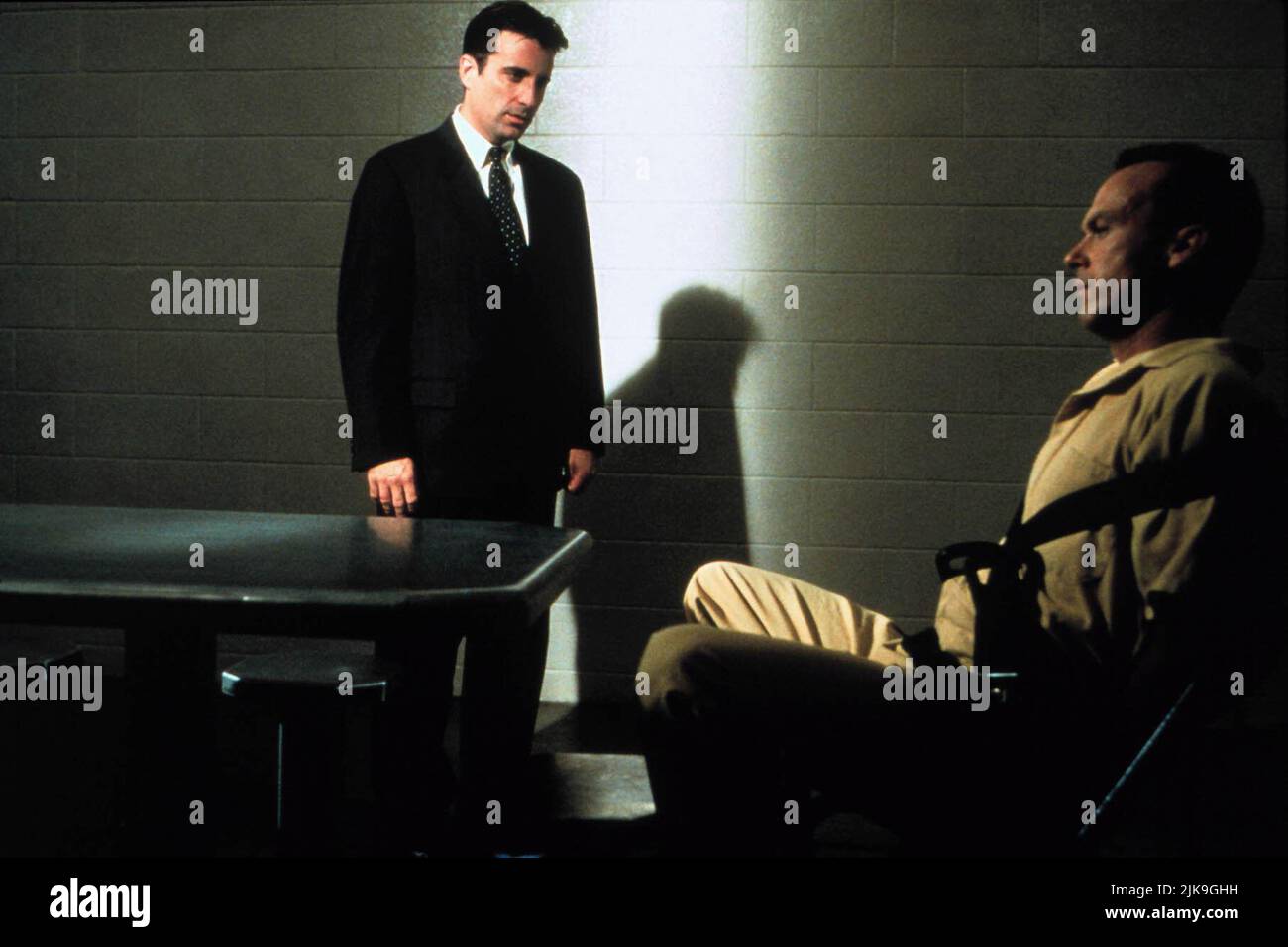 Andy Garcia & Michael Keaton Film Desperate Measures (1998) Charaktere: Frank Conner & Peter McCabe Regie: Barbet Schroeder 30. Januar 1998 **WARNUNG** dieses Foto ist nur für redaktionelle Zwecke bestimmt und unterliegt dem Copyright von TRISTAR PICTURES und/oder dem Fotografen, der von der Film- oder Produktionsgesellschaft zugewiesen wurde. Es kann nur durch Veröffentlichungen in Verbindung mit der Werbung für den oben genannten Film reproduziert werden. Es ist eine obligatorische Gutschrift für TRISTAR PICTURES erforderlich. Der Fotograf sollte ebenfalls angerechnet werden, wenn er bekannt ist. Ohne schriftliche Genehmigung der Film Company kann keine kommerzielle Nutzung gewährt werden. Stockfoto