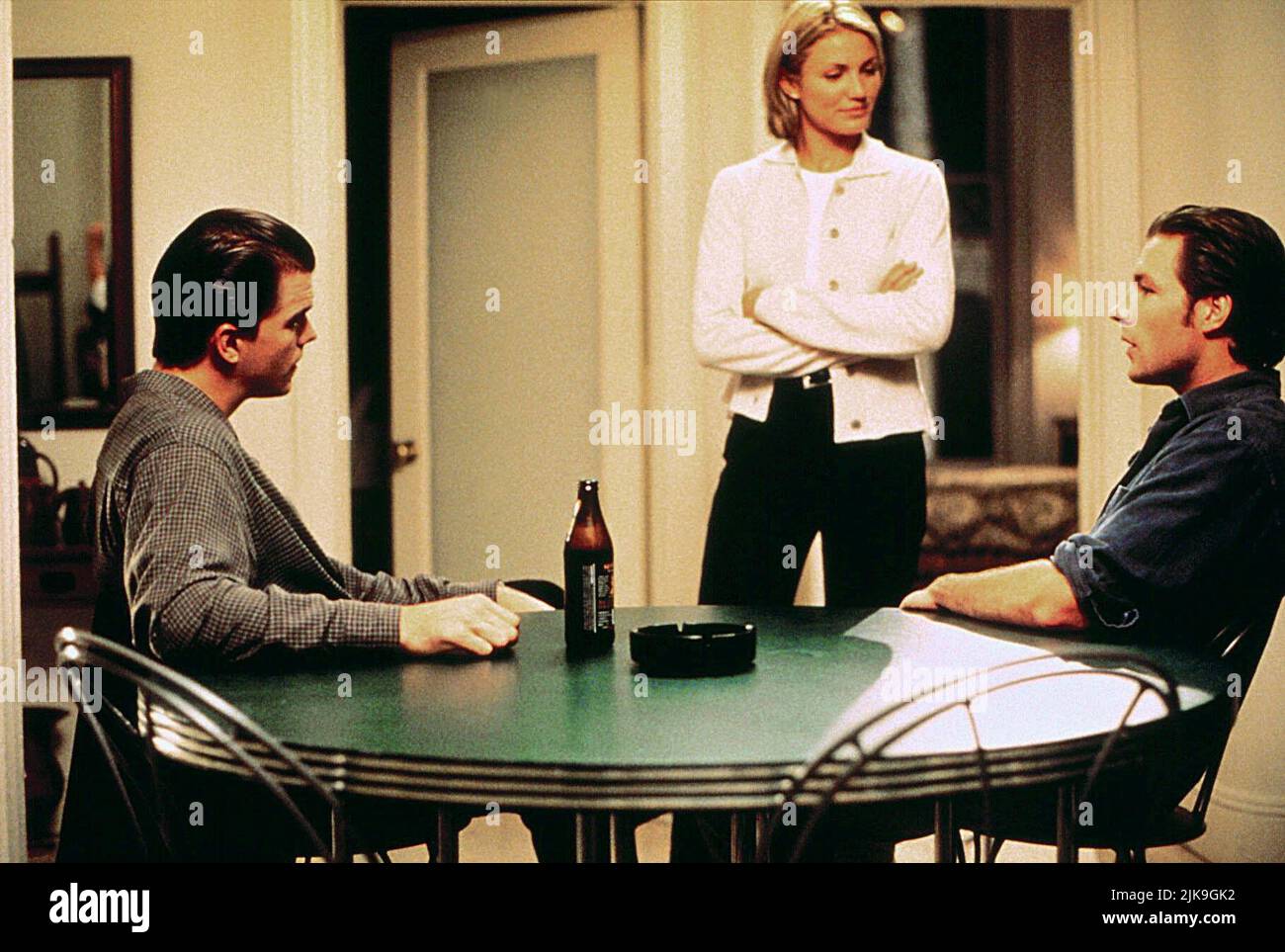 Mike Mcglone, Cameron Diaz & Edward Burns Film: She'S The One (USA 1996) Charaktere: Francis Fitzpatrick,Heather Davis & Mickey Fitzpatrick Regie: Edward Burns 13. August 1996 **WARNUNG** Dieses Foto ist nur für redaktionelle Verwendung bestimmt und unterliegt dem Copyright von SOUTH FORK-BILDERN und/oder dem von der Film- oder Produktionsfirma beauftragten Fotografen.Es kann nur von Publikationen im Zusammenhang mit der Bewerbung des oben genannten Films reproduziert werden. Eine obligatorische Gutschrift für BILDER DER SÜDGABEL ist erforderlich. Der Fotograf sollte auch bei Bekanntwerden des Fotos gutgeschrieben werden. Ohne schriftliche A kann keine kommerzielle Nutzung gewährt werden Stockfoto