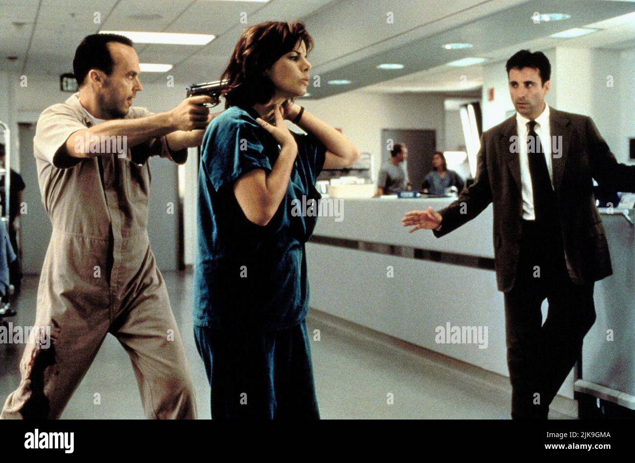 Michael Keaton, Marcia Gay Harden & Andy Garcia Film: Desperate Measures (1998) Charaktere: Peter McCabe,Dr. Samantha Hawkins & Frank Conner Director: Barbet Schroeder 30 January 1998 **WARNUNG** Dieses Foto ist nur für redaktionelle Verwendung bestimmt und unterliegt dem Copyright von TRISTAR-BILDERN und/oder dem Fotografen, der von der Film- oder Produktionsfirma beauftragt wurde, und kann nur von Publikationen im Zusammenhang mit der Bewerbung des oben genannten Films reproduziert werden. Eine obligatorische Gutschrift für TRISTAR-BILDER ist erforderlich. Der Fotograf sollte auch bei Bekanntwerden des Fotos gutgeschrieben werden. Ohne schriftliche A kann keine kommerzielle Nutzung gewährt werden Stockfoto