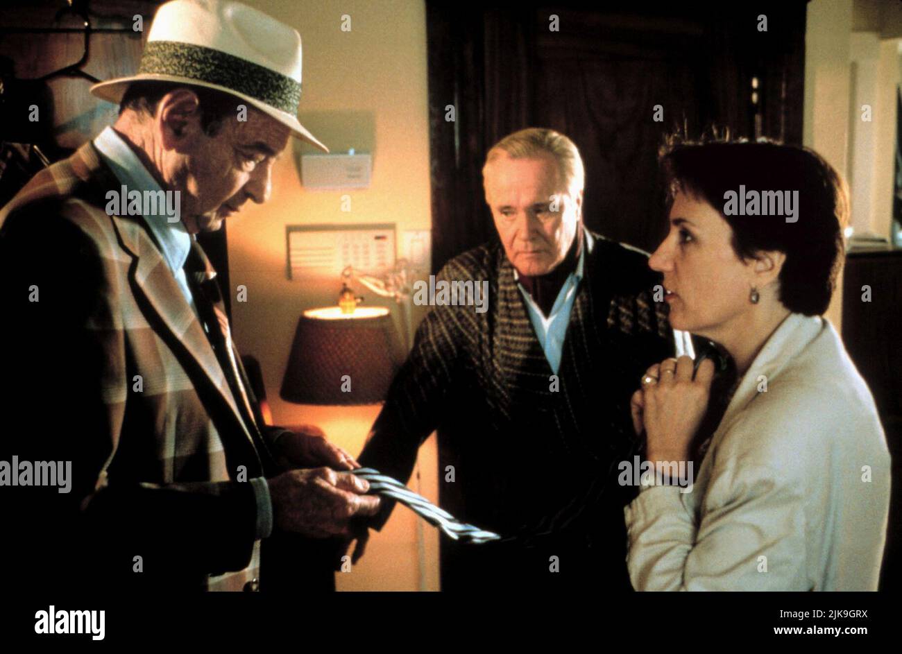 Walter Matthau, Jack Lemmon & Martha Coolidge Film: Out to Sea (USA 1997) Charaktere: Charlie Gordon,Herb Sullivan, Regie: Martha Coolidge 02 July 1997 **WARNUNG** Dieses Foto ist nur für den redaktionellen Gebrauch bestimmt und unterliegt dem Copyright von 20. CENTURY FOX und/oder des Fotografen, der von der Film- oder Produktionsfirma beauftragt wurde, und kann nur durch Publikationen im Zusammenhang mit der Bewerbung des oben genannten Films reproduziert werden. Eine obligatorische Gutschrift an 20. CENTURY FOX ist erforderlich. Der Fotograf sollte auch bei Bekanntwerden des Fotos gutgeschrieben werden. Ohne schriftliche Genehmigung der Film Compan kann keine kommerzielle Nutzung gewährt werden Stockfoto