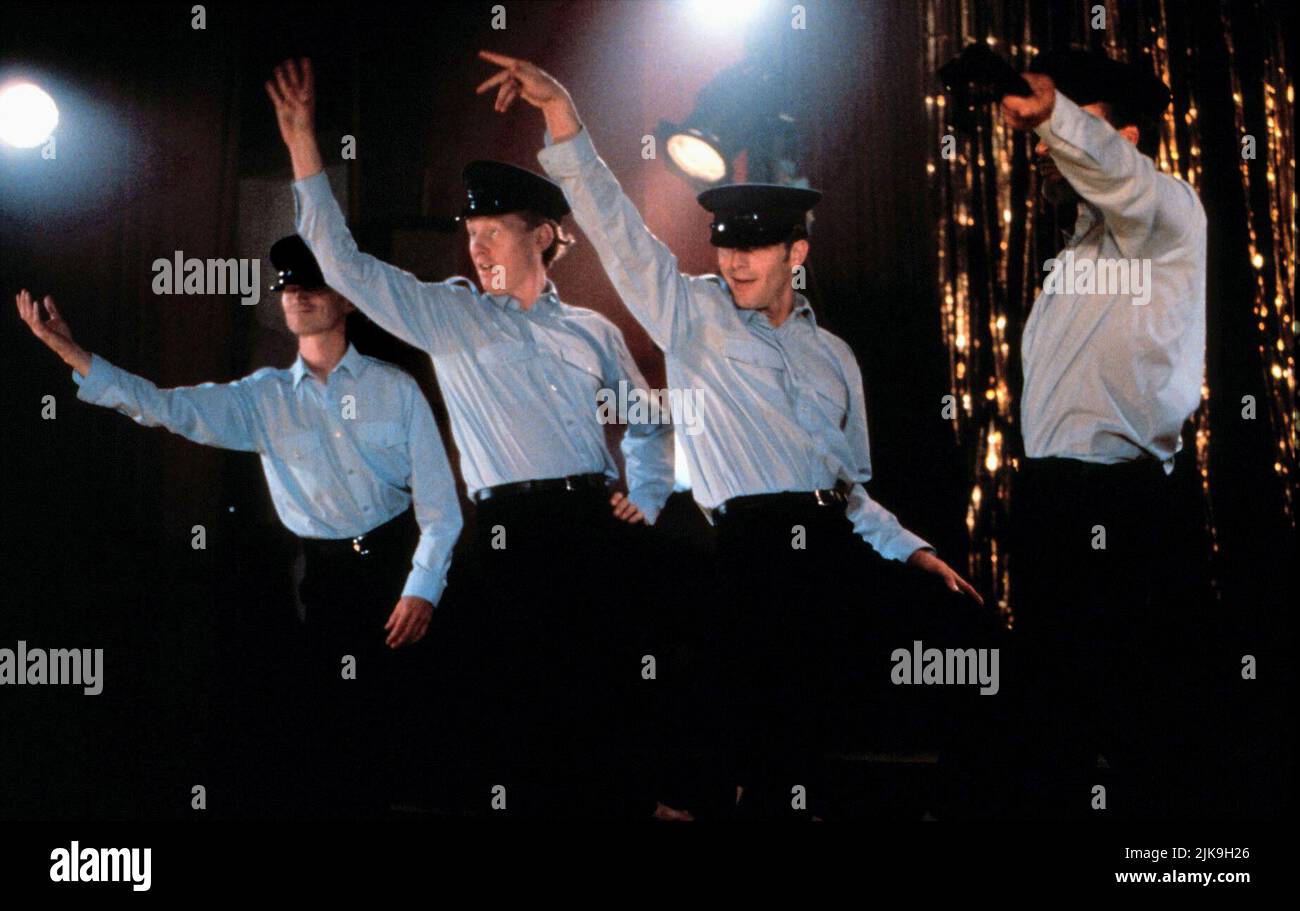 Dance Scene Film: The Full Monty (UK/USA 1997) Regie: Peter Cattaneo 13. August 1997 **WARNUNG** Dieses Foto ist nur für redaktionelle Zwecke bestimmt und unterliegt dem Copyright von 20. CENTURY FOX und/oder des Fotografen, der von der Film- oder Produktionsfirma beauftragt wurde, und kann nur durch Publikationen im Zusammenhang mit der Bewerbung des oben genannten Films reproduziert werden. Eine obligatorische Gutschrift an 20. CENTURY FOX ist erforderlich. Der Fotograf sollte auch bei Bekanntwerden des Fotos gutgeschrieben werden. Ohne schriftliche Genehmigung der Film Company kann keine kommerzielle Nutzung gewährt werden. Stockfoto