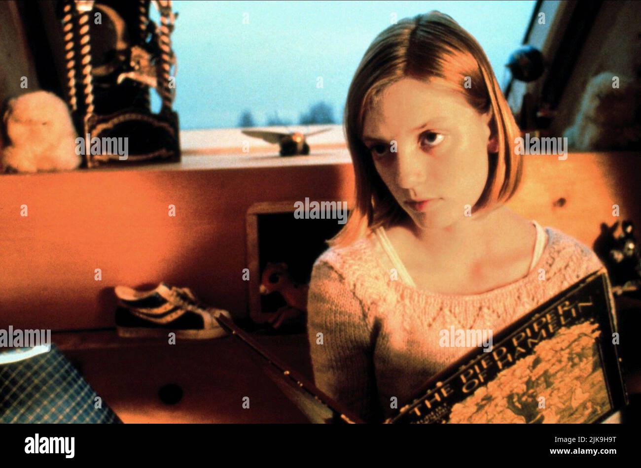 Sarah Polley Film: The Sweet Hereafter (CAN 1997) Charaktere: Nicole Burnell Regie: Atom Egoyan 14 May 1997 **WARNUNG** Dieses Foto ist nur für redaktionelle Zwecke bestimmt und unterliegt dem Copyright von FINE LINE und/oder dem Fotografen, der von der Film- oder Produktionsfirma beauftragt wurde, und kann nur von Publikationen im Zusammenhang mit der Bewerbung des oben genannten Films reproduziert werden. Eine obligatorische Gutschrift für DIE FEINGRENZE ist erforderlich. Der Fotograf sollte auch bei Bekanntwerden des Fotos gutgeschrieben werden. Ohne schriftliche Genehmigung der Film Company kann keine kommerzielle Nutzung gewährt werden. Stockfoto