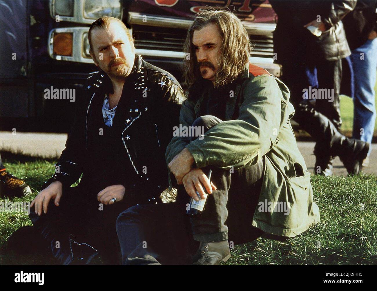 Timothy Spall & Billy Connolly Film: Still Crazy (UK 1998) Charaktere: David 'Beano' Baggot & Hughie Regie: Brian Gibson 30 October 1998 **WARNUNG** Dieses Foto ist nur für redaktionelle Zwecke bestimmt und unterliegt dem Copyright von COLUMBIA und/oder des Fotografen, der von der Film- oder Produktionsfirma beauftragt wurde, und kann nur von Publikationen im Zusammenhang mit der Bewerbung des oben genannten Films reproduziert werden. Eine obligatorische Gutschrift an COLUMBIA ist erforderlich. Der Fotograf sollte auch bei Bekanntwerden des Fotos gutgeschrieben werden. Ohne schriftliche Genehmigung der Film Company kann keine kommerzielle Nutzung gewährt werden. Stockfoto