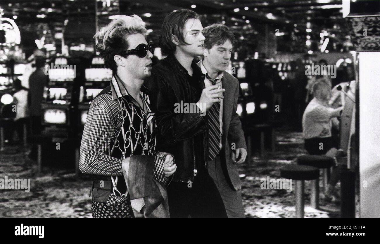 Sam Rockwell, Leonardo DiCaprio & Kenneth Branagh Film: Celebrity (USA 1998) Charaktere: Darrow Entourage,Brandon Darrow,Lee Simon Regie: Woody Allen 10. September 1998 **WARNUNG** Dieses Foto ist nur für redaktionelle Verwendung bestimmt und unterliegt dem Copyright von SWEETLAND-FILMEN und/oder dem von der Film- oder Produktionsfirma beauftragten Fotografen.Es kann nur von Publikationen im Zusammenhang mit der Bewerbung des oben genannten Films reproduziert werden. Eine obligatorische Gutschrift für SWEETLAND-FILME ist erforderlich. Der Fotograf sollte auch bei Bekanntwerden des Fotos gutgeschrieben werden. Ohne schriftliche Genehmigung von t kann keine kommerzielle Nutzung gewährt werden Stockfoto