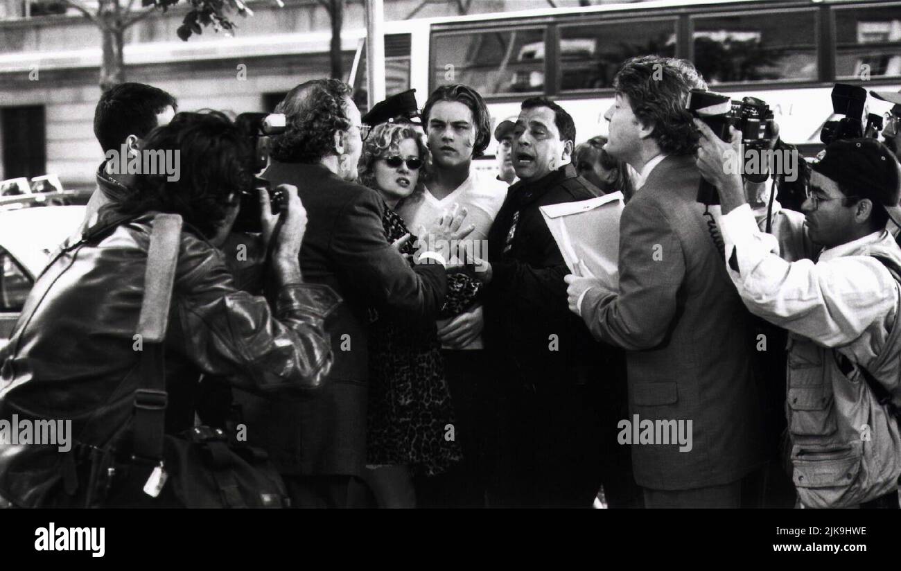 Gretchen Mol, Leonardo DiCaprio,Steven Randazzo & Kenneth Branagh Film: Celebrity (USA 1998) Charaktere: Vicky,Brandon Darrow,Cop at Hotel,Lee Simon Regie: Woody Allen 10. September 1998 **WARNUNG** Dieses Foto ist nur für redaktionelle Verwendung bestimmt und unterliegt dem Copyright von SWEETLAND-FILMEN und/oder dem von der Film- oder Produktionsfirma beauftragten Fotografen.Es kann nur von Publikationen im Zusammenhang mit der Bewerbung des oben genannten Films reproduziert werden. Eine obligatorische Gutschrift für SWEETLAND-FILME ist erforderlich. Der Fotograf sollte auch bei Bekanntwerden des Fotos gutgeschrieben werden. Ohne Schreibzugriff kann keine kommerzielle Nutzung gewährt werden Stockfoto