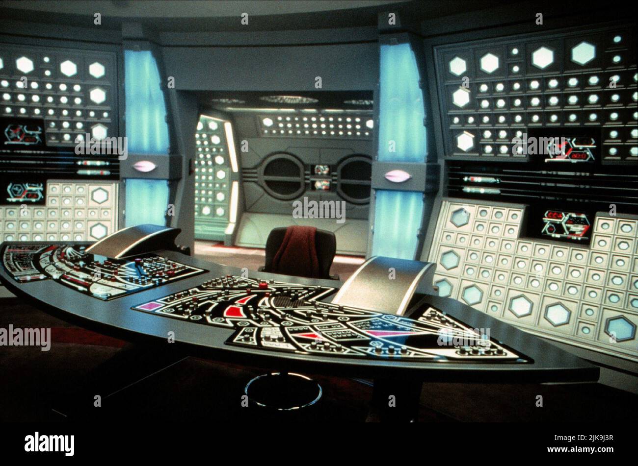 Raumschiff Interior Set Film: Star Trek: Insurrection (USA 1998) / USS Enterprise-E / Star Trek IX Regie: Jonathan Frakes 10 December 1998 **WARNUNG** Dieses Foto ist nur für redaktionelle Zwecke bestimmt und unterliegt dem Copyright von PARAMOUNT PICTURES und/oder des Fotografen, der von der Film- oder Produktionsfirma beauftragt wurde und darf nur von Publikationen im Zusammenhang mit der Bewerbung des oben genannten Films reproduziert werden. Eine obligatorische Gutschrift für PARAMOUNT-BILDER ist erforderlich. Der Fotograf sollte auch bei Bekanntwerden des Fotos gutgeschrieben werden. Ohne schriftliche Genehmigung der Film Company kann keine kommerzielle Nutzung gewährt werden. Stockfoto