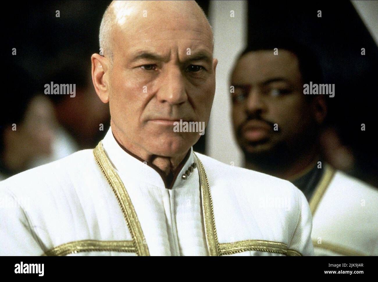 Patrick Stewart Film: Star Trek: Insurrection (USA 1998) Charaktere: Captain Jean-Luc Picard / Star Trek IX Regie: Jonathan Frakes 10 December 1998 **WARNUNG** Dieses Foto ist nur für redaktionelle Zwecke bestimmt und unterliegt dem Copyright von PARAMOUNT PICTURES und/oder des Fotografen, der von der Film- oder Produktionsfirma beauftragt wurde und darf nur von Publikationen im Zusammenhang mit der Bewerbung des oben genannten Films reproduziert werden. Eine obligatorische Gutschrift für PARAMOUNT-BILDER ist erforderlich. Der Fotograf sollte auch bei Bekanntwerden des Fotos gutgeschrieben werden. Ohne schriftliche Genehmigung der Film Compan kann keine kommerzielle Nutzung gewährt werden Stockfoto