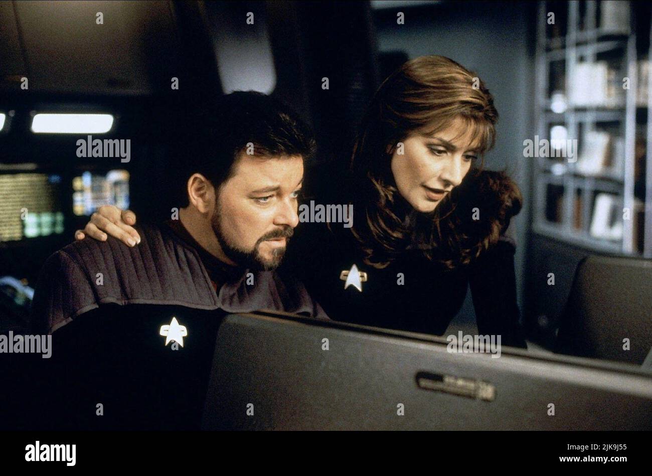 Jonathan Frakes & Marina Sirtis Film: Star Trek: Insurrection (USA 1998) Charaktere: Commander William T. Riker,Counselor Deanna Troi / Star Trek IX Regie: Jonathan Frakes 10 December 1998 **WARNUNG** Dieses Foto ist nur für redaktionelle Zwecke bestimmt und unterliegt dem Copyright von PARAMOUNT PICTURES und/oder des Fotografen, der von der Film- oder Produktionsfirma beauftragt wurde und darf nur von Publikationen im Zusammenhang mit der Bewerbung des oben genannten Films reproduziert werden. Eine obligatorische Gutschrift für PARAMOUNT-BILDER ist erforderlich. Der Fotograf sollte auch bei Bekanntwerden des Fotos gutgeschrieben werden. Eine kommerzielle Nutzung kann ohne diese nicht gewährt werden Stockfoto