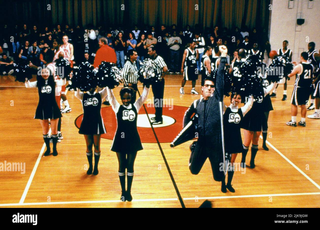 Jason Schwartzman & Cheerleaders Film: Rushmore (1998) Charaktere: Max Fischer & Regie: Wes Anderson 17 September 1998 **WARNUNG** Dieses Foto ist nur für redaktionelle Zwecke bestimmt und unterliegt dem Copyright von TOUCHSTONE und/oder des Fotografen, der von der Film- oder Produktionsfirma beauftragt wurde, und kann nur von Publikationen im Zusammenhang mit der Bewerbung des oben genannten Films reproduziert werden. Ein obligatorischer Credit to TOUCHSTONE ist erforderlich. Der Fotograf sollte auch bei Bekanntwerden des Fotos gutgeschrieben werden. Ohne schriftliche Genehmigung der Film Company kann keine kommerzielle Nutzung gewährt werden. Stockfoto