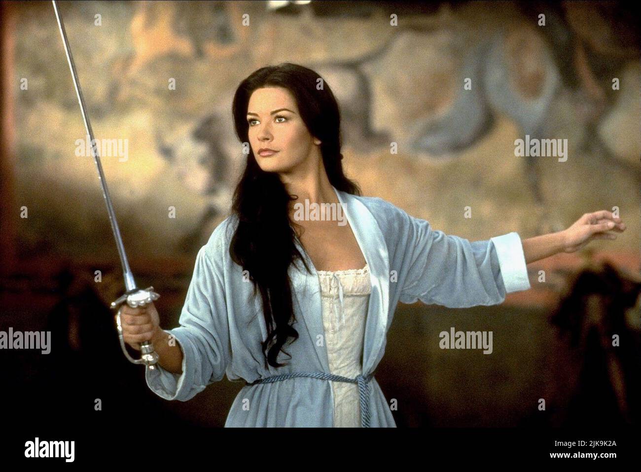 Catherine Zeta-Jones Film die Maske von Zorro (USA/DE 1998) Regie: Martin Campbell 17. Juli 1998 **WARNUNG** dieses Foto ist nur für redaktionelle Zwecke bestimmt und unterliegt dem Copyright von TRISTAR PICTURES und/oder dem Fotografen, der von der Film- oder Produktionsgesellschaft beauftragt wurde. Es kann nur durch Veröffentlichungen in Verbindung mit der Werbung für den oben genannten Film reproduziert werden. Es ist eine obligatorische Gutschrift für TRISTAR PICTURES erforderlich. Der Fotograf sollte ebenfalls angerechnet werden, wenn er bekannt ist. Ohne schriftliche Genehmigung der Film Company kann keine kommerzielle Nutzung gewährt werden. Stockfoto