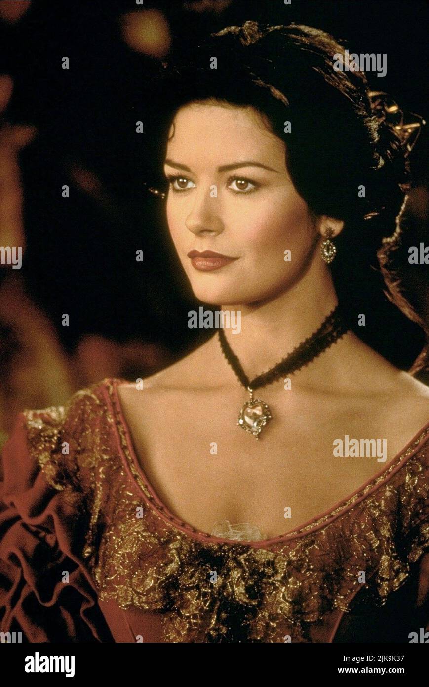 Catherine Zeta-Jones Film die Maske von Zorro (USA/DE 1998) Regie: Martin Campbell 17. Juli 1998 **WARNUNG** dieses Foto ist nur für redaktionelle Zwecke bestimmt und unterliegt dem Copyright von TRISTAR PICTURES und/oder dem Fotografen, der von der Film- oder Produktionsgesellschaft beauftragt wurde. Es kann nur durch Veröffentlichungen in Verbindung mit der Werbung für den oben genannten Film reproduziert werden. Es ist eine obligatorische Gutschrift für TRISTAR PICTURES erforderlich. Der Fotograf sollte ebenfalls angerechnet werden, wenn er bekannt ist. Ohne schriftliche Genehmigung der Film Company kann keine kommerzielle Nutzung gewährt werden. Stockfoto