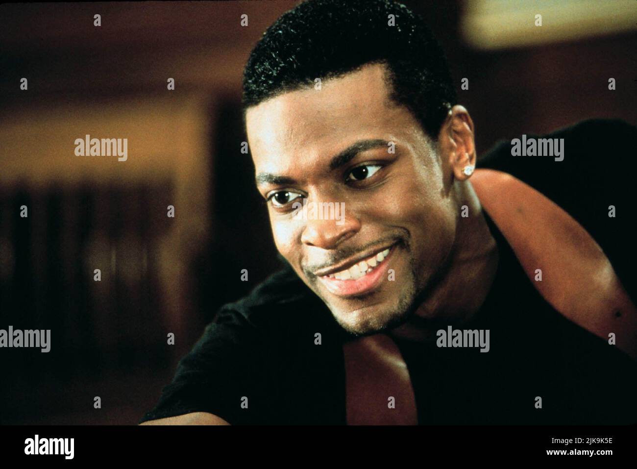 Chris Tucker Film: Rush Hour (USA 1998) Charaktere: Detective James Carter Regie: Brett Ratner 18. September 1998 **WARNUNG** Dieses Foto ist nur für redaktionelle Zwecke bestimmt und unterliegt dem Copyright der NEUEN LINIE und/oder des Fotografen, der von der Film- oder Produktionsfirma beauftragt wurde, und kann nur von Publikationen im Zusammenhang mit der Bewerbung des oben genannten Films reproduziert werden. Eine obligatorische Gutschrift für NEUE POSITION ist erforderlich. Der Fotograf sollte auch bei Bekanntwerden des Fotos gutgeschrieben werden. Ohne schriftliche Genehmigung der Film Company kann keine kommerzielle Nutzung gewährt werden. Stockfoto