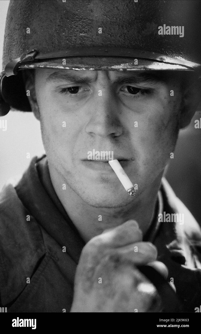 Giovanni Ribisi Film: Saving Private Ryan (USA 1998) Charaktere: T-4 Medic Irwin Wade Regie: Steven Spielberg 21 July 1998 **WARNUNG** Dieses Foto ist nur für redaktionelle Zwecke bestimmt und unterliegt dem Copyright von DREAMWORKSPARAMOUNT-BILDERN und/oder dem von der Film- oder Produktionsfirma beauftragten Fotografen und darf nur von Publikationen im Zusammenhang mit der Bewerbung des oben genannten Films reproduziert werden. Eine obligatorische Gutschrift für DREAMWORKSPARAMOUNT-BILDER ist erforderlich. Der Fotograf sollte auch bei Bekanntwerden des Fotos gutgeschrieben werden. Ohne schriftliche Genehmigung der Film Company kann keine kommerzielle Nutzung gewährt werden. Stockfoto