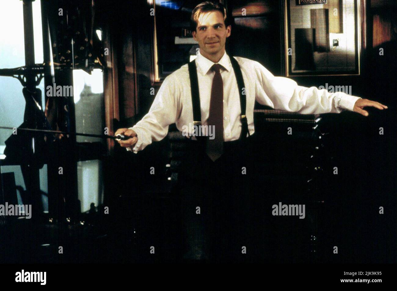 Ralph Fiennes Film The Avengers (USA 1998) Charaktere: John Steed Regie: Jeremiah S. Chechik 13. August 1998 **WARNUNG** dieses Foto ist nur für redaktionelle Zwecke bestimmt und ist urheberrechtlich geschützt von WARNER BROS. Und/oder dem von der Film- oder Produktionsgesellschaft beauftragten Fotografen und dürfen nur durch Veröffentlichungen in Verbindung mit der Werbung für den oben genannten Film reproduziert werden. Eine obligatorische Gutschrift an WARNER BROS. Ist erforderlich. Der Fotograf sollte ebenfalls angerechnet werden, wenn er bekannt ist. Ohne schriftliche Genehmigung der Film Company kann keine kommerzielle Nutzung gewährt werden. Stockfoto