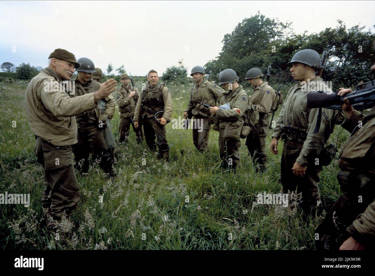 Dale Dye, Tom Hanks, Barry Pepper & Vin Diesel Film: Saving Private Ryan (USA 1998) Charaktere: War Department Colonel,Capt. John H. Miller, Pvt. Daniel Jackson, Pvt. Adrian Caparzo Regie: Steven Spielberg 21 July 1998 **WARNUNG** Dieses Foto ist nur für den redaktionellen Gebrauch bestimmt und unterliegt dem Copyright von DREAMWORKSPARAMOUNT BILDERN und/oder dem vom Film- oder Produktionsunternehmen beauftragten Fotografen und kann nur durch Publikationen im Zusammenhang mit der Bewerbung des oben genannten Films reproduziert werden. Eine obligatorische Gutschrift für DREAMWORKSPARAMOUNT-BILDER ist erforderlich. Der Fotograf sollte ebenfalls gutgeschrieben werden Stockfoto