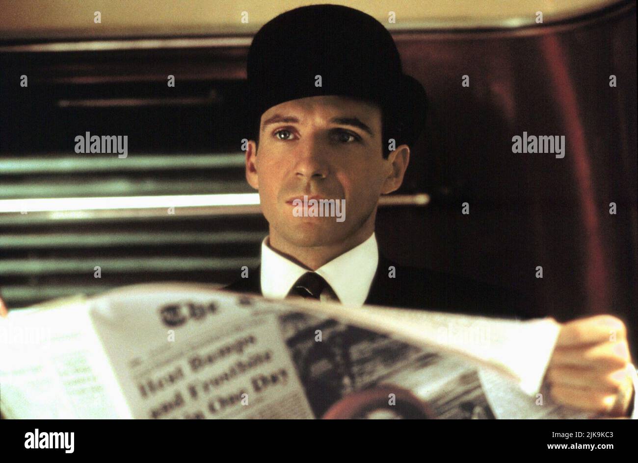Ralph Fiennes Film The Avengers (USA 1998) Charaktere: John Steed Regie: Jeremiah S. Chechik 13. August 1998 **WARNUNG** dieses Foto ist nur für redaktionelle Zwecke bestimmt und ist urheberrechtlich geschützt von WARNER BROS. Und/oder dem von der Film- oder Produktionsgesellschaft beauftragten Fotografen und dürfen nur durch Veröffentlichungen in Verbindung mit der Werbung für den oben genannten Film reproduziert werden. Eine obligatorische Gutschrift an WARNER BROS. Ist erforderlich. Der Fotograf sollte ebenfalls angerechnet werden, wenn er bekannt ist. Ohne schriftliche Genehmigung der Film Company kann keine kommerzielle Nutzung gewährt werden. Stockfoto