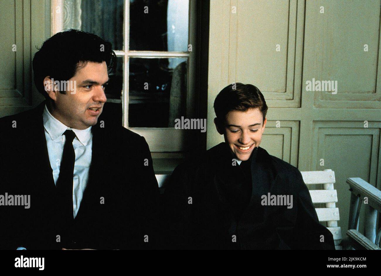 Oliver Platt & Joseph Mazzello Film: Simon Birch (1998) Charaktere: Ben Goodrich & Joe Wentworth Regie: Mark Steven Johnson 11. September 1998 **WARNUNG** Dieses Foto ist nur für redaktionelle Zwecke bestimmt und unterliegt dem Copyright von BUENA VISTA und/oder dem Fotografen, der von der Film- oder Produktionsfirma beauftragt wurde, und kann nur von Publikationen im Zusammenhang mit der Bewerbung des oben genannten Films reproduziert werden. Eine obligatorische Gutschrift an BUENA VISTA ist erforderlich. Der Fotograf sollte auch bei Bekanntwerden des Fotos gutgeschrieben werden. Ohne schriftliche Genehmigung der Film Company kann keine kommerzielle Nutzung gewährt werden. Stockfoto