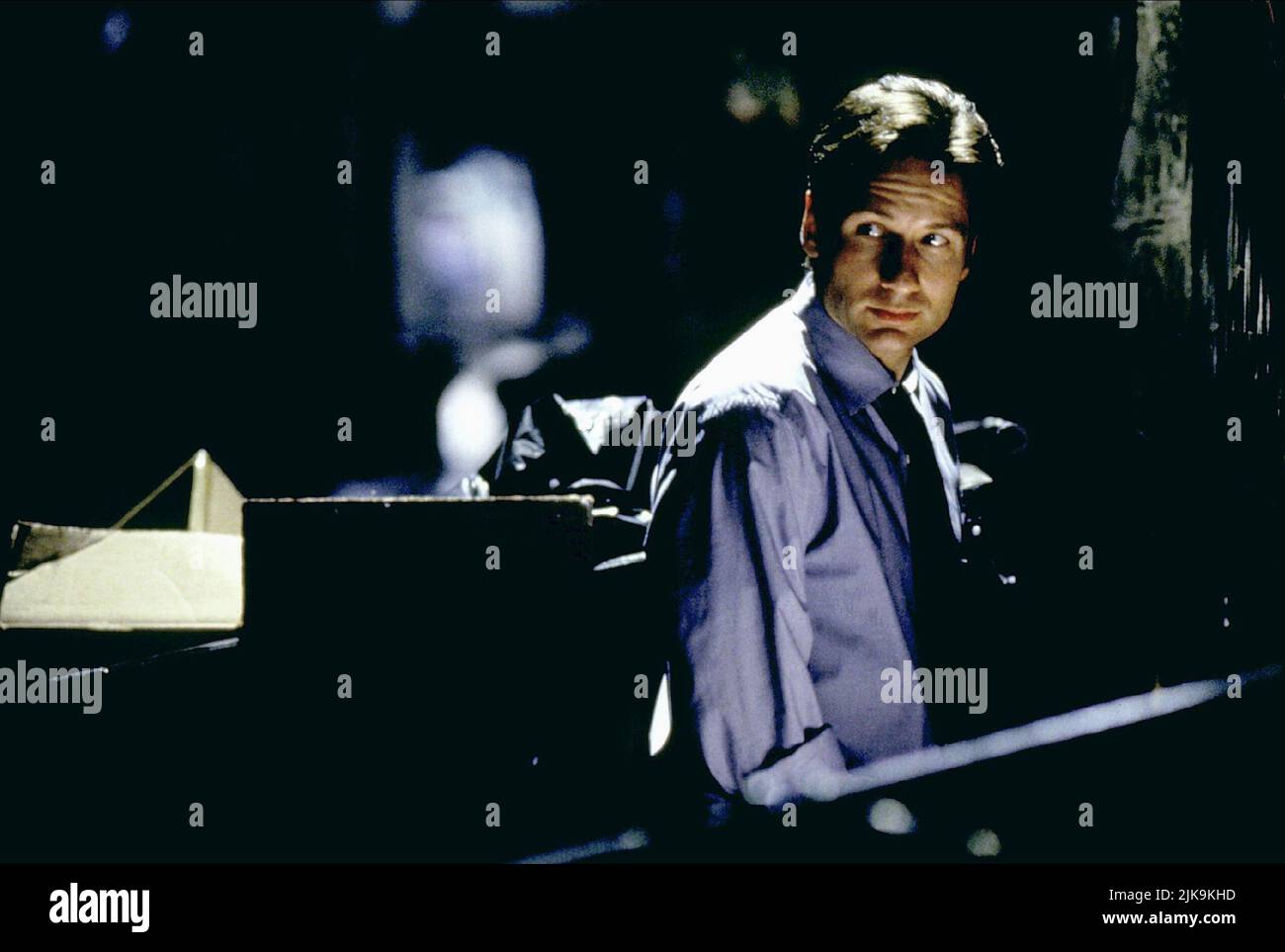 David Duchovny Film: The X Files; The X-Files: Fight the Future; die (USA 1998) Charaktere: Special Agent Fox Mulder Regie: Rob Bowman 19 June 1998 **WARNUNG** Dieses Foto ist nur für den redaktionellen Gebrauch bestimmt und unterliegt dem Copyright von 20. CENTURY FOX und/oder des Fotografen, der von der Film- oder Produktionsfirma beauftragt wurde, und kann nur von Publikationen im Zusammenhang mit der Bewerbung des oben genannten Films reproduziert werden. Eine obligatorische Gutschrift an 20. CENTURY FOX ist erforderlich. Der Fotograf sollte auch bei Bekanntwerden des Fotos gutgeschrieben werden. Ohne schriftliche Genehmigung der Film Company kann keine kommerzielle Nutzung gewährt werden. Stockfoto