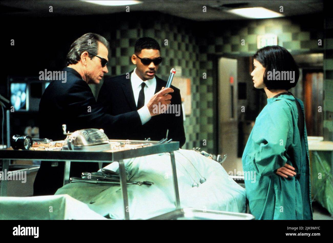 Tommy Lee Jones, will Smith & Linda Fiorentino Film: Men in Black (USA 1997) Charaktere: Agent K (Kay),James Edwards,Dr. Laurel Weaver Director: Barry Sonnenfeld 02 July 1997 **WARNUNG** Dieses Foto ist nur für den redaktionellen Gebrauch bestimmt und unterliegt dem Copyright von COLUMBIA PICTURES und/oder des Fotografen, der von der Film- oder Produktionsfirma beauftragt wurde und darf nur durch Publikationen im Zusammenhang mit der Bewerbung des oben genannten Films reproduziert werden. Eine obligatorische Gutschrift für COLUMBIA PICTURES ist erforderlich. Der Fotograf sollte auch bei Bekanntwerden des Fotos gutgeschrieben werden. Ohne schriftliche Genehmigung kann keine kommerzielle Nutzung gewährt werden Stockfoto