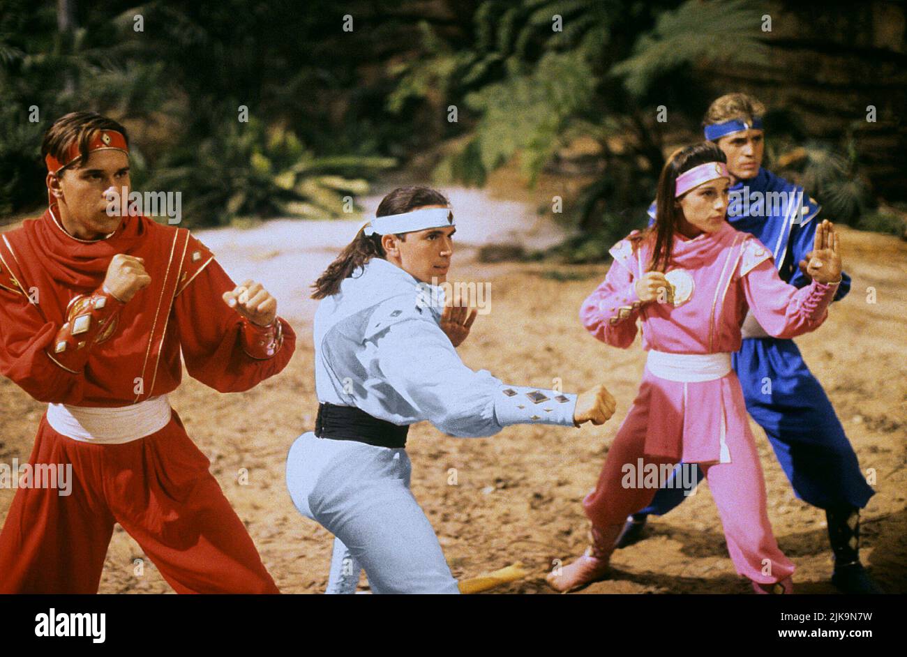 Steve Cardenas, Jason David Frank, Amy Jo Johnson & David Yost Film: Mighty Morphin Power Rangers: The Movie (USA/AUS/JP 1995) Charaktere: Rocky DeSantos,Tommy Oliver,Kimberly Hart,Billy Cranston Regie: Bryan Spicer 30 June 1995 **WARNUNG** Dieses Foto ist nur für den redaktionellen Gebrauch bestimmt und unterliegt dem Copyright von 20. CENTURY FOX und/oder des Fotografen, der von der Film- oder Produktionsfirma beauftragt wurde und darf nur durch Publikationen im Zusammenhang mit der Bewerbung des oben genannten Films reproduziert werden. Eine obligatorische Gutschrift an 20. CENTURY FOX ist erforderlich. Der Fotograf sollte auch bei Bekanntwerden des Fotos gutgeschrieben werden. Nein Stockfoto