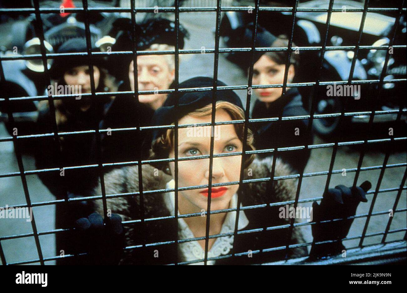 Maggie Smith, Annette Bening & Kristin Scott Thomas Film: Richard III (UK/USA 1995) Charaktere: Herzogin von York,Queen Elizabeth, Ehefrau von Edward IV,Lady Anne Regie: Richard Loncraine 20 August 1995 **WARNUNG** Dieses Foto ist nur für redaktionelle Verwendung bestimmt und unterliegt dem Copyright von UNITED ARTISTS und/oder dem Fotografen, der von der Film- oder Produktionsfirma beauftragt wurde und darf nur durch Publikationen im Zusammenhang mit der Bewerbung des oben genannten Films reproduziert werden. Eine obligatorische Gutschrift für UNITED ARTISTS ist erforderlich. Der Fotograf sollte auch bei Bekanntwerden des Fotos gutgeschrieben werden. Eine kommerzielle Nutzung kann ohne diese nicht gewährt werden Stockfoto