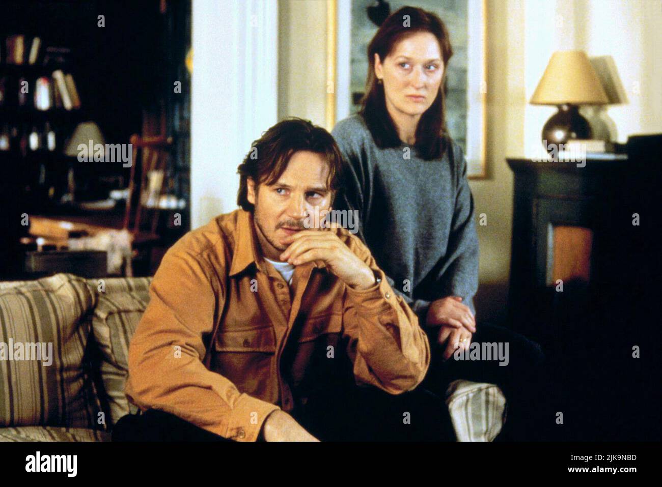 Liam Neeson & Meryl Streep Film: Before And After (1996) Charaktere: Ben Ryan & Dr. Carolyn Ryan Regie: Barbet Schroeder 23 February 1996 **WARNUNG** Dieses Foto ist nur für redaktionelle Zwecke bestimmt und unterliegt dem Copyright von BUENA VISTA und/oder dem Fotografen, der von der Film- oder Produktionsfirma beauftragt wurde, und kann nur von Publikationen im Zusammenhang mit der Bewerbung des oben genannten Films reproduziert werden. Eine obligatorische Gutschrift an BUENA VISTA ist erforderlich. Der Fotograf sollte auch bei Bekanntwerden des Fotos gutgeschrieben werden. Ohne schriftliche Genehmigung der Film Company kann keine kommerzielle Nutzung gewährt werden. Stockfoto