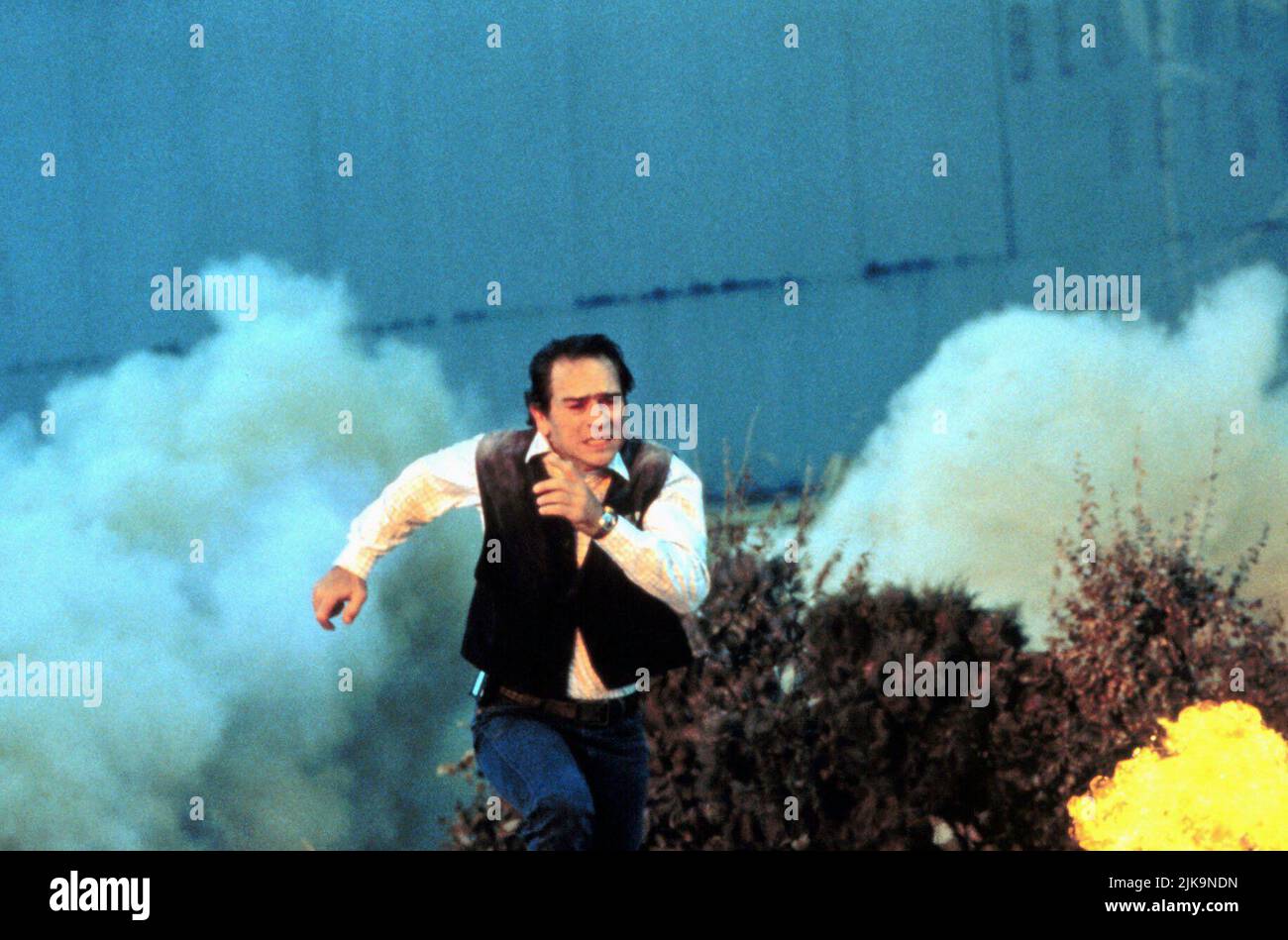 Tommy Lee Jones Film: Volcano (USA 1997) Charaktere: Mike Roark Regie: Mick Jackson 25. April 1997 **WARNUNG** Dieses Foto ist nur für redaktionelle Verwendung bestimmt und unterliegt dem Copyright von 20. CENTURY FOX und/oder des Fotografen, der von der Film- oder Produktionsfirma beauftragt wurde, und kann nur von Publikationen im Zusammenhang mit der Bewerbung des oben genannten Films reproduziert werden. Eine obligatorische Gutschrift an 20. CENTURY FOX ist erforderlich. Der Fotograf sollte auch bei Bekanntwerden des Fotos gutgeschrieben werden. Ohne schriftliche Genehmigung der Film Company kann keine kommerzielle Nutzung gewährt werden. Stockfoto