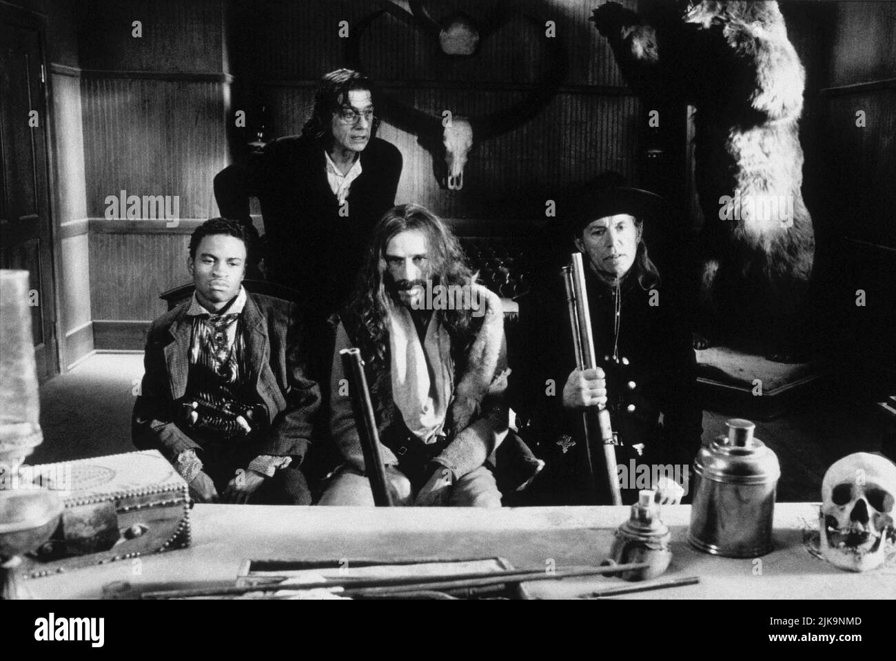 Eugene Byrd, John Hurt, Michael Wincott & Lance Henrikson Film: Dead man (USA/JP/DE 1995) Charaktere: Johnny 'The Kid' Pickett,John Scholfield,Conway Twill, Regie: Jim Jarmusch 26 May 1995 **WARNUNG** Dieses Foto ist nur für redaktionelle Zwecke bestimmt und unterliegt dem Copyright von PANDORA und/oder des Fotografen, der von der Film- oder Produktionsfirma beauftragt wurde, und kann nur von Publikationen im Zusammenhang mit der Bewerbung des oben genannten Films reproduziert werden. Eine obligatorische Gutschrift an PANDORA ist erforderlich. Der Fotograf sollte auch bei Bekanntwerden des Fotos gutgeschrieben werden. Eine kommerzielle Nutzung kann ohne schriftliche Genehmigung nicht gewährt werden Stockfoto