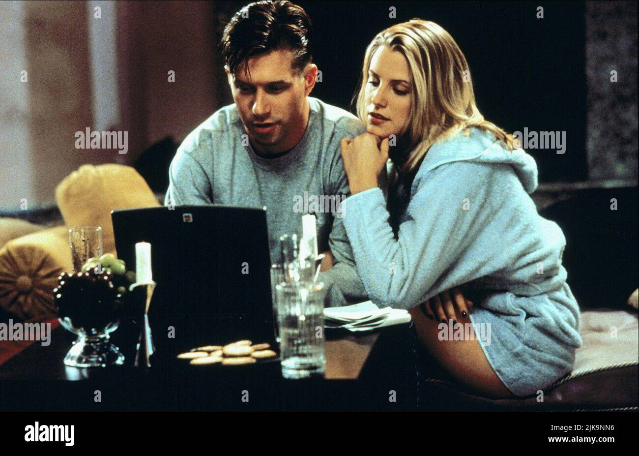 Stephen Baldwin & Brittney Powell Film: Flohen (1996) Charaktere: Mark Dodge & Cindy Henderson Regie: Kevin Hooks 19 July 1996 **WARNUNG** Dieses Foto ist nur für redaktionelle Zwecke bestimmt und unterliegt dem Copyright von MGM und/oder dem Fotografen, der von der Film- oder Produktionsfirma beauftragt wurde, und kann nur von Publikationen im Zusammenhang mit der Bewerbung des oben genannten Films reproduziert werden. Eine obligatorische Gutschrift an MGM ist erforderlich. Der Fotograf sollte auch bei Bekanntwerden des Fotos gutgeschrieben werden. Ohne schriftliche Genehmigung der Film Company kann keine kommerzielle Nutzung gewährt werden. Stockfoto