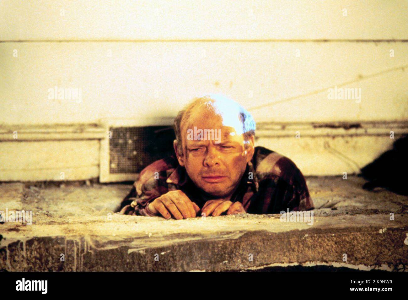 Wallace Shawn Film House Arrest (USA 1996) Charaktere: Victor 'Vic' Finley Regie: Harry Winer 27. November 1996 **WARNUNG** dieses Foto ist nur für redaktionelle Zwecke bestimmt und unterliegt dem Urheberrecht von MGM und/oder dem Fotografen, der von der Film or Production Company beauftragt wurde. Es kann nur durch Veröffentlichungen in Verbindung mit der Werbung für den obigen Film reproduziert werden. Eine obligatorische Gutschrift an MGM ist erforderlich. Der Fotograf sollte ebenfalls angerechnet werden, wenn er bekannt ist. Ohne schriftliche Genehmigung der Film Company kann keine kommerzielle Nutzung gewährt werden. Stockfoto