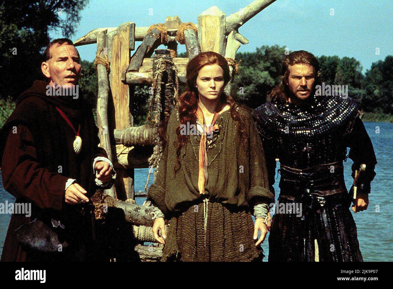 Pete Postlethwaite, Dina Meyer & Dennis Quaid Film: Dragenheart (USA 1996) Charaktere: Gilbert von Glockenspur,Kara,Bowen Regie: Rob Cohen 31 May 1996 **WARNUNG** Dieses Foto ist nur für redaktionelle Zwecke bestimmt und unterliegt dem Copyright von UNIVERSAL-BILDERN und/oder dem Fotografen, der von der Film- oder Produktionsfirma beauftragt wurde und darf nur von Publikationen im Zusammenhang mit der Bewerbung des oben genannten Films reproduziert werden. Eine obligatorische Gutschrift für UNIVERSELLE BILDER ist erforderlich. Der Fotograf sollte auch bei Bekanntwerden des Fotos gutgeschrieben werden. Ohne schriftliche Genehmigung des Film Comp kann keine kommerzielle Nutzung gewährt werden Stockfoto