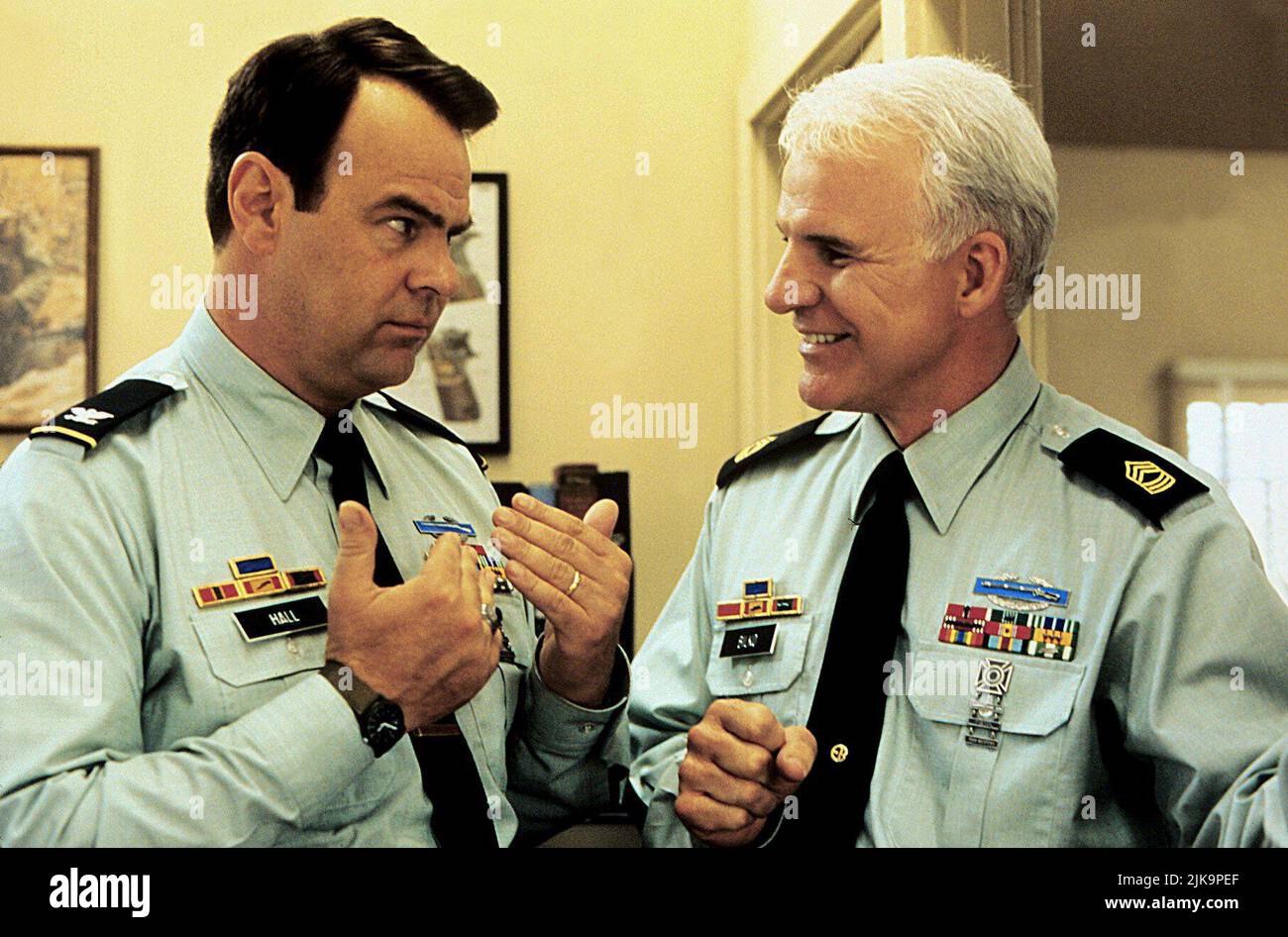 Dan Aykroyd & Steve Martin Film: Sgt. Bilko (1996) Charaktere: Colonel John T. Hall & Master Sergeant Ernest G. Bilko Regie: Jonathan Lynn 29 March 1996 **WARNUNG** Dieses Foto ist nur für redaktionelle Verwendung bestimmt und unterliegt dem Copyright von UNIVERSAL und/oder dem Fotografen, der von der Film- oder Produktionsfirma beauftragt wurde und darf nur von Publikationen im Zusammenhang mit der Bewerbung des oben genannten Films reproduziert werden. Eine obligatorische Gutschrift an UNIVERSAL ist erforderlich. Der Fotograf sollte auch bei Bekanntwerden des Fotos gutgeschrieben werden. Ohne schriftliche Genehmigung der Film Company kann keine kommerzielle Nutzung gewährt werden. Stockfoto