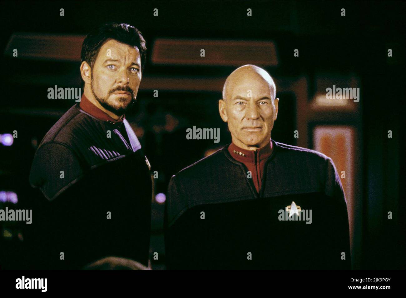 Jonathan Frakes & Patrick Stewart Film: Star Trek: First Contact (USA 1996) Charaktere: Commander William Riker & Captain Jean-Luc Picard / Star Trek VIII Regie: Jonathan Frakes 18. November 1996 **WARNUNG** Dieses Foto ist nur für redaktionelle Zwecke bestimmt und unterliegt dem Copyright von PARAMOUNT und/oder des Fotografen, der von der Film- oder Produktionsfirma beauftragt wurde und darf nur von Publikationen im Zusammenhang mit der Bewerbung des oben genannten Films reproduziert werden. Eine obligatorische Gutschrift an PARAMOUNT ist erforderlich. Der Fotograf sollte auch bei Bekanntwerden des Fotos gutgeschrieben werden. Ohne schriftliche A kann keine kommerzielle Nutzung gewährt werden Stockfoto