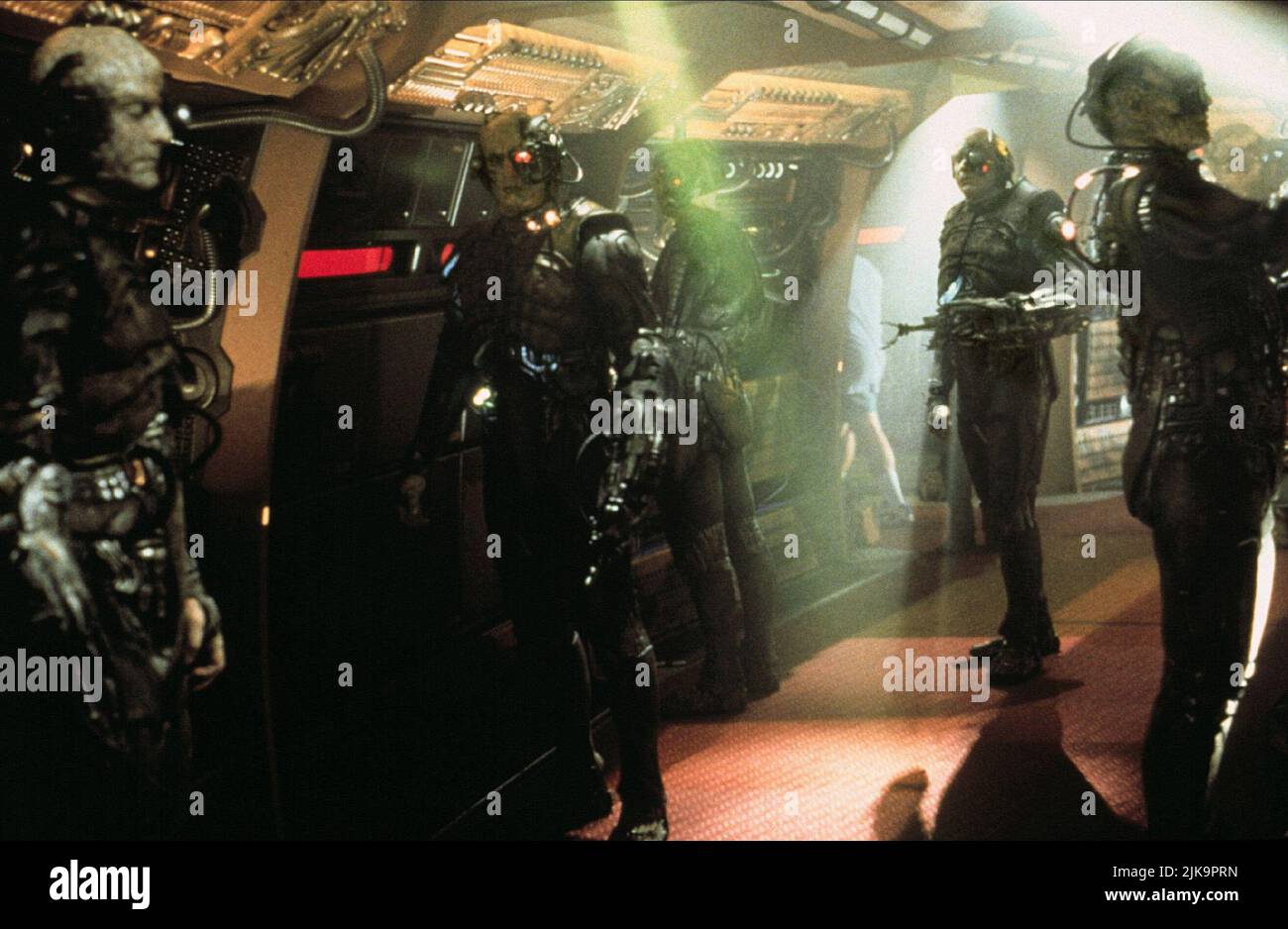 Borg Film Star Trek: First Contact (USA 1996) / Star Trek VIII Regie: Jonathan Frakes 18. November 1996 **WARNUNG** dieses Foto ist nur für redaktionelle Zwecke bestimmt und unterliegt dem Urheberrecht von PARAMOUNT und/oder dem Fotografen, der von der Film- oder Produktionsgesellschaft beauftragt wurde. Es kann nur durch Veröffentlichungen in Verbindung mit der Werbung für den oben genannten Film reproduziert werden. Es ist eine obligatorische Gutschrift bis ÜBERGEORDNETEN BETRAG erforderlich. Der Fotograf sollte ebenfalls angerechnet werden, wenn er bekannt ist. Ohne schriftliche Genehmigung der Film Company kann keine kommerzielle Nutzung gewährt werden. Stockfoto