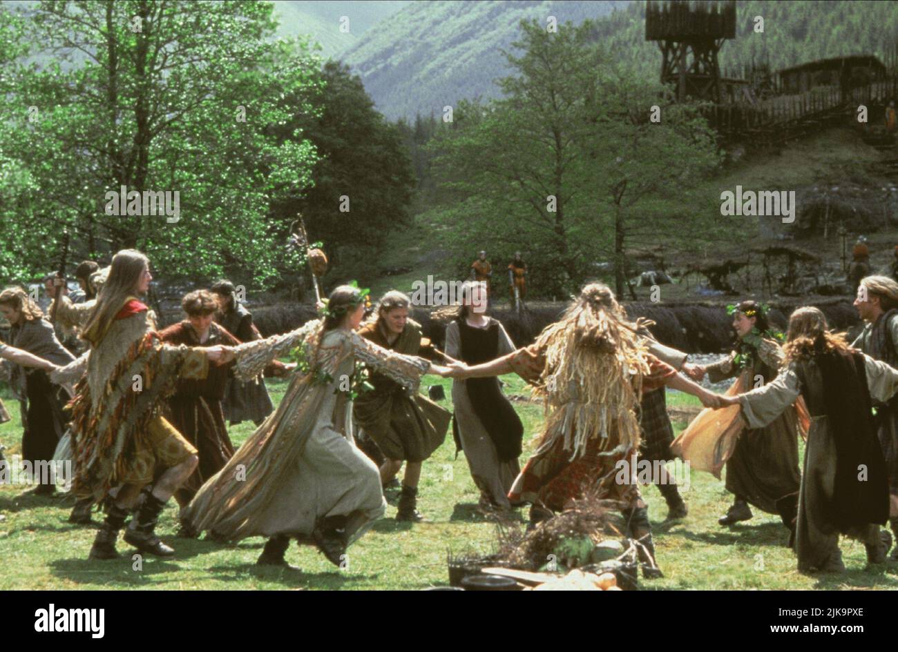 Tanzszene Film: Braveheart (USA 1995) Regie: Mel Gibson 18 May 1995 **WARNUNG** Dieses Foto ist nur für redaktionelle Verwendung bestimmt und unterliegt dem Copyright von ICON PRODUCTIONS und/oder dem von der Film oder Production Company beauftragten Fotografen und kann nur von Publikationen im Zusammenhang mit der Bewerbung des oben genannten Films reproduziert werden. Eine obligatorische Gutschrift für ICON-PRODUKTIONEN ist erforderlich. Der Fotograf sollte auch bei Bekanntwerden des Fotos gutgeschrieben werden. Ohne schriftliche Genehmigung der Film Company kann keine kommerzielle Nutzung gewährt werden. Stockfoto