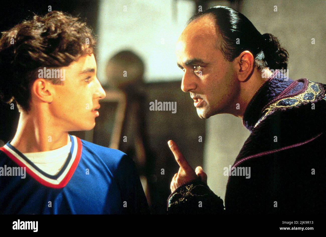 Thomas Ian Nichola, Art Malik Film: A Kid in King Arthur'S Court (1995) Charaktere: Calvin Fuller,Lord Belasco Regie: Michael Gottlieb 11. August 1995 **WARNUNG** Dieses Foto ist nur für redaktionelle Zwecke bestimmt und unterliegt dem Copyright von DISNEY und/oder dem von der Film- oder Produktionsfirma beauftragten Fotografen und kann nur durch Publikationen im Zusammenhang mit der Bewerbung des oben genannten Films reproduziert werden. Eine obligatorische Gutschrift an DISNEY ist erforderlich. Der Fotograf sollte auch bei Bekanntwerden des Fotos gutgeschrieben werden. Ohne schriftliche Genehmigung der Film Company kann keine kommerzielle Nutzung gewährt werden. Stockfoto