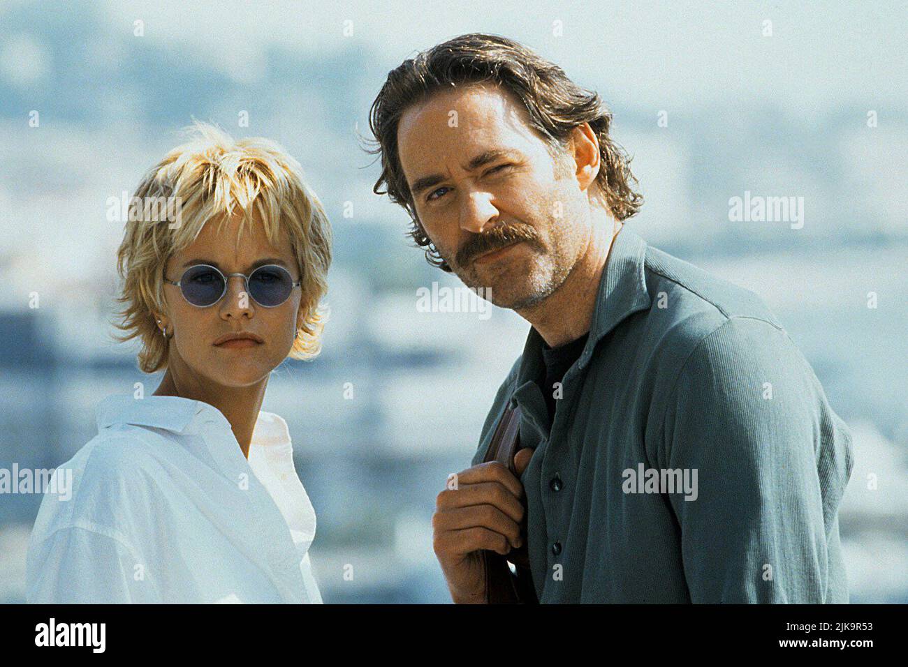 Meg Ryan & Kevin Kline Film: French Kiss (1995) Charaktere: Kate & Luc Teyssier Regie: Lawrence Kasdan 05 May 1995 **WARNUNG** Dieses Foto ist nur für den redaktionellen Gebrauch bestimmt und unterliegt dem Copyright von 20 CENTURY FOX und/oder des Fotografen, die von der Film- oder Produktionsfirma beauftragt wurden.Es kann nur von Publikationen im Zusammenhang mit der Bewerbung des oben genannten Films reproduziert werden. Eine obligatorische Gutschrift an 20 CENTURY FOX ist erforderlich. Der Fotograf sollte auch bei Bekanntwerden des Fotos gutgeschrieben werden. Ohne schriftliche Genehmigung der Film Company kann keine kommerzielle Nutzung gewährt werden. Stockfoto