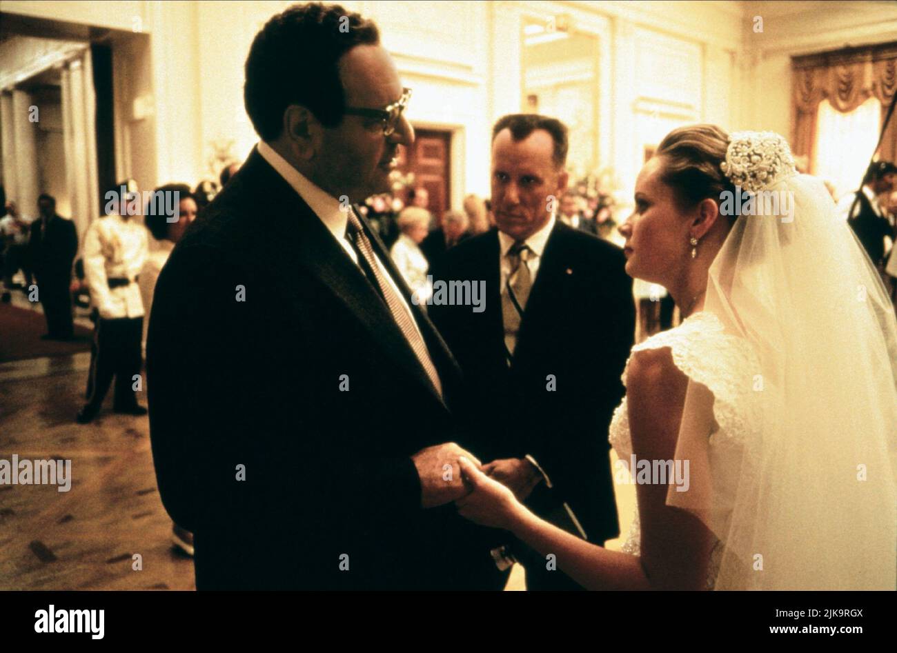 Paul Sorvino, James Woods & Marley Shelton Film: Nixon (USA 1995) Charaktere: Henry Kissinger,H.R. Haldeman,Tricia Nixon Cox Regie: Oliver Stone 22 December 1995 **WARNUNG** Dieses Foto ist nur für den redaktionellen Gebrauch bestimmt und unterliegt dem Copyright von BUENA VISTA und/oder dem von der Film- oder Produktionsfirma beauftragten Fotografen und kann nur durch Publikationen im Zusammenhang mit der Bewerbung des oben genannten Films reproduziert werden. Eine obligatorische Gutschrift an BUENA VISTA ist erforderlich. Der Fotograf sollte auch bei Bekanntwerden des Fotos gutgeschrieben werden. Ohne schriftliche Genehmigung der Film Compan kann keine kommerzielle Nutzung gewährt werden Stockfoto