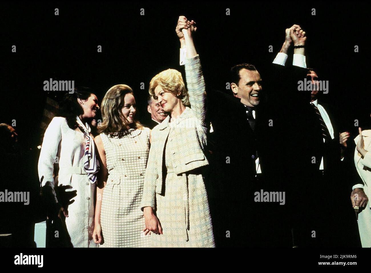Annabeth Gish, Marley Shelton, Joan Allen & Anthony Hopkins Film: Nixon (USA 1995) Charaktere: Julie Nixon Eisenhower,Tricia Nixon Cox,Pat Nixon & Richard M. Nixon Regie: Oliver Stone 22. Dezember 1995 **WARNUNG** Dieses Foto ist nur für redaktionelle Zwecke bestimmt und unterliegt dem Copyright von BUENA VISTA und/oder des Fotografen, der von der Film- oder Produktionsfirma beauftragt wurde und darf nur von Publikationen im Zusammenhang mit der Bewerbung des oben genannten Films reproduziert werden. Eine obligatorische Gutschrift an BUENA VISTA ist erforderlich. Der Fotograf sollte auch bei Bekanntwerden des Fotos gutgeschrieben werden. Ohne kann keine kommerzielle Nutzung gewährt werden Stockfoto