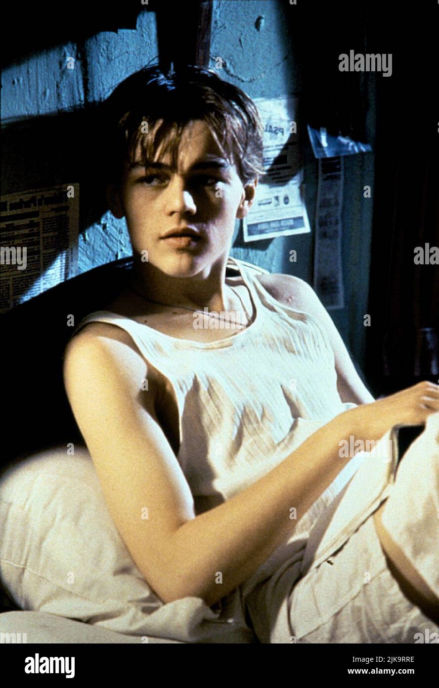 Leonardo Dicaprio Film The Basketball Diaries (1995) Charaktere: Jim Carroll Regie: Scott Kalvert 21. April 1995 **WARNUNG** dieses Foto ist nur für redaktionelle Zwecke bestimmt und unterliegt dem Urheberrecht der NEUEN ZEILE und/oder des Fotografen, der von der Film or Production Company zugewiesen wurde. Es kann nur durch Veröffentlichungen in Verbindung mit der Werbung für den oben genannten Film reproduziert werden. Eine obligatorische Gutschrift für EINE NEUE POSITION ist erforderlich. Der Fotograf sollte ebenfalls angerechnet werden, wenn er bekannt ist. Ohne schriftliche Genehmigung der Film Company kann keine kommerzielle Nutzung gewährt werden. Stockfoto