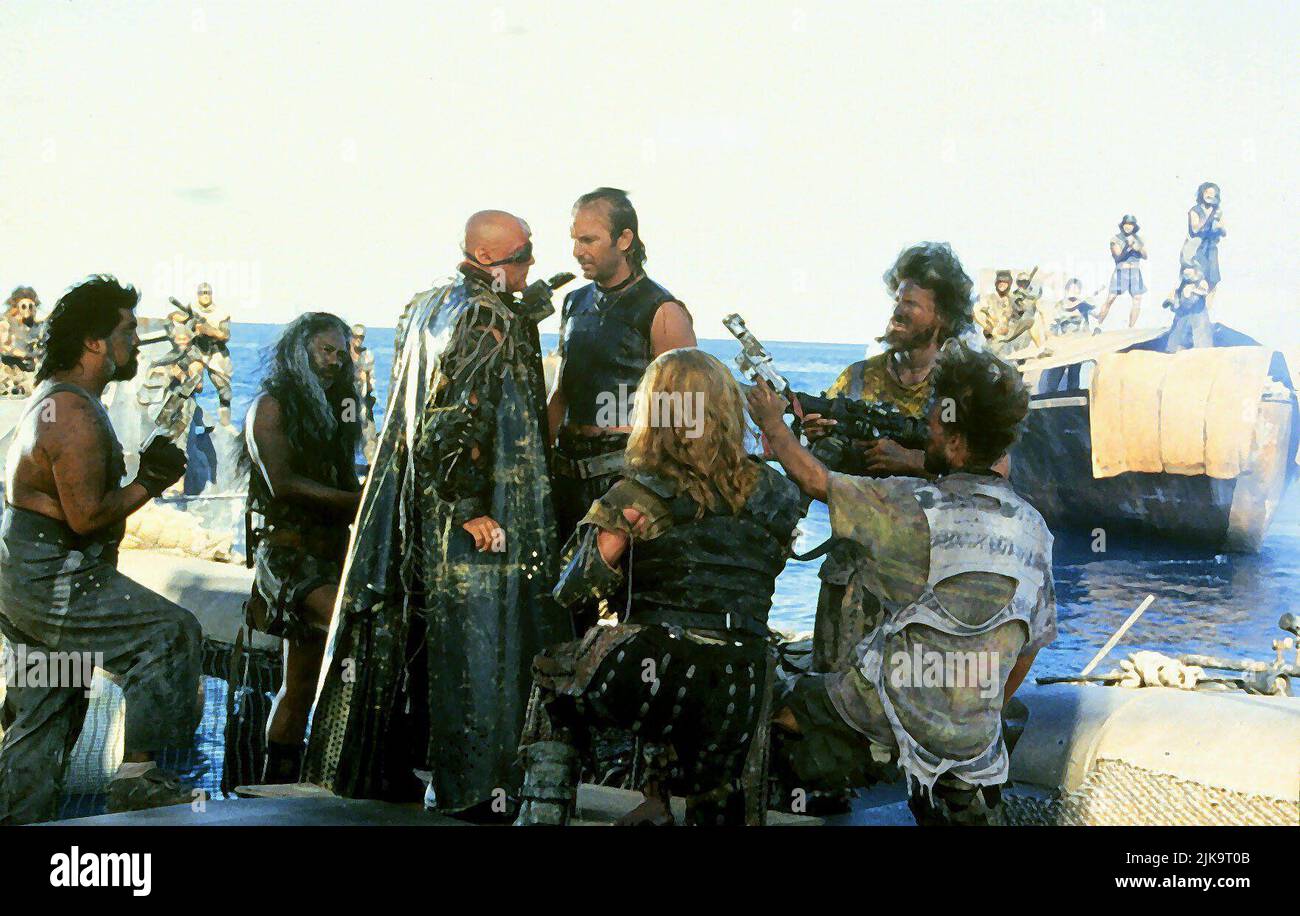 Dennis Hopper & Kevin Costner Film Waterworld (1995) Charaktere: Deacon & Mariner Regie: Kevin Reynolds 28. Juli 1995 **WARNUNG** dieses Foto ist nur für redaktionelle Zwecke bestimmt und unterliegt dem Urheberrecht von UNIVERSAL und/oder dem Fotografen, der von der Film or Production Company zugewiesen wurde. Es kann nur durch Veröffentlichungen in Verbindung mit der Werbung für den oben genannten Film reproduziert werden. Eine obligatorische Gutschrift für UNIVERSAL ist erforderlich. Der Fotograf sollte ebenfalls angerechnet werden, wenn er bekannt ist. Ohne schriftliche Genehmigung der Film Company kann keine kommerzielle Nutzung gewährt werden. Stockfoto