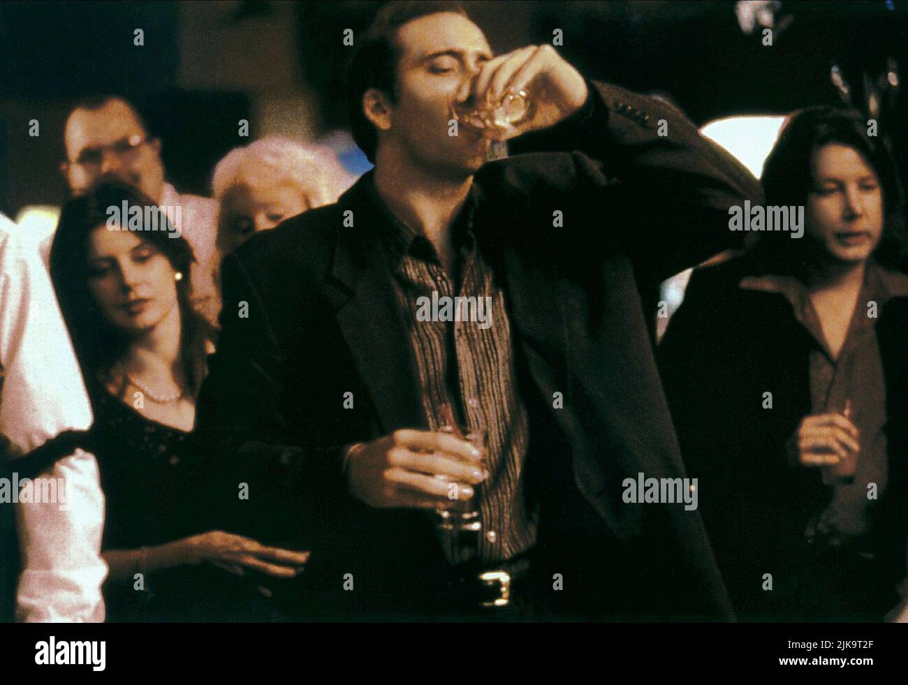 Nicolas Cage Film Leaving Las Vegas (USA 1995) Charaktere: Ben Sanderson Regie: Mike Figgis 15. September 1995 **WARNUNG** dieses Foto ist nur für redaktionelle Zwecke bestimmt und unterliegt dem Urheberrecht von UNITED ARTISTS und/oder dem Fotografen, der von der Film or Production Company beauftragt wurde. Es kann nur durch Veröffentlichungen in Verbindung mit der Werbung für den oben genannten Film reproduziert werden. Eine obligatorische Gutschrift für UNITED ARTISTS ist erforderlich. Der Fotograf sollte ebenfalls angerechnet werden, wenn er bekannt ist. Ohne schriftliche Genehmigung der Film Company kann keine kommerzielle Nutzung gewährt werden. Stockfoto