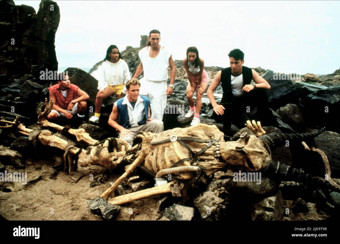 Steve Cardenas, Karan Ashley, David Yost, Jason David Frank, Amy Jo Johnson & Johnny Yong Bosch Film: Mighty Morphin Power Rangers: The Movie (USA/AUS/JP 1995) Charaktere: Rocky DeSantos,Aisha Campbell,Billy Cranston,Tommy Oliver,Kimberly Hart,Adam Park Regie: Bryan Spicer 30 June 1995 **WARNUNG** Dieses Foto ist nur für den redaktionellen Gebrauch bestimmt und unterliegt dem Copyright von 20. CENTURY FOX und/oder des Fotografen, der von der Film- oder Produktionsfirma beauftragt wurde und darf nur durch Publikationen im Zusammenhang mit der Bewerbung des oben genannten Films reproduziert werden. Eine obligatorische Gutschrift an 20. CENTURY FOX ist erforderlich Stockfoto