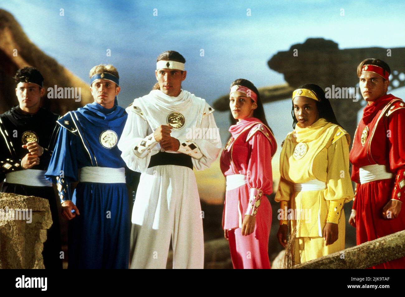 Johnny Yong Bosch, David Yost, Jason David Frank, Amy Jo Johnson, Karan Ashley & Steve Cardenas Film: Mighty Morphin Power Rangers: The Movie (USA/AUS/JP 1995) Charaktere: Adam Park,Billy Cranston,Tommy Oliver,Kimberly Hart,Aisha Campbell,Rocky DeSantos Regie: Bryan Spicer 30 June 1995 **WARNUNG** Dieses Foto ist nur für den redaktionellen Gebrauch bestimmt und unterliegt dem Copyright von 20. CENTURY FOX und/oder des Fotografen, der von der Film- oder Produktionsfirma beauftragt wurde und darf nur durch Publikationen im Zusammenhang mit der Bewerbung des oben genannten Films reproduziert werden. Eine obligatorische Gutschrift an 20. CENTURY FOX ist erforderlich Stockfoto